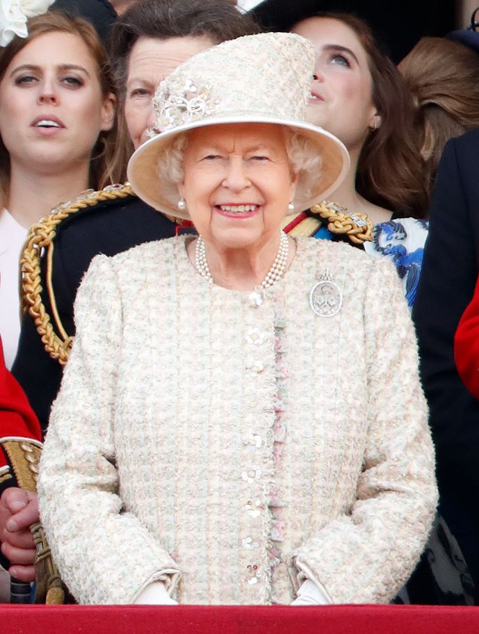 La reine Elizabeth II observe un défilé aérien depuis le balcon du palais de Buckingham|Source : Getty Images