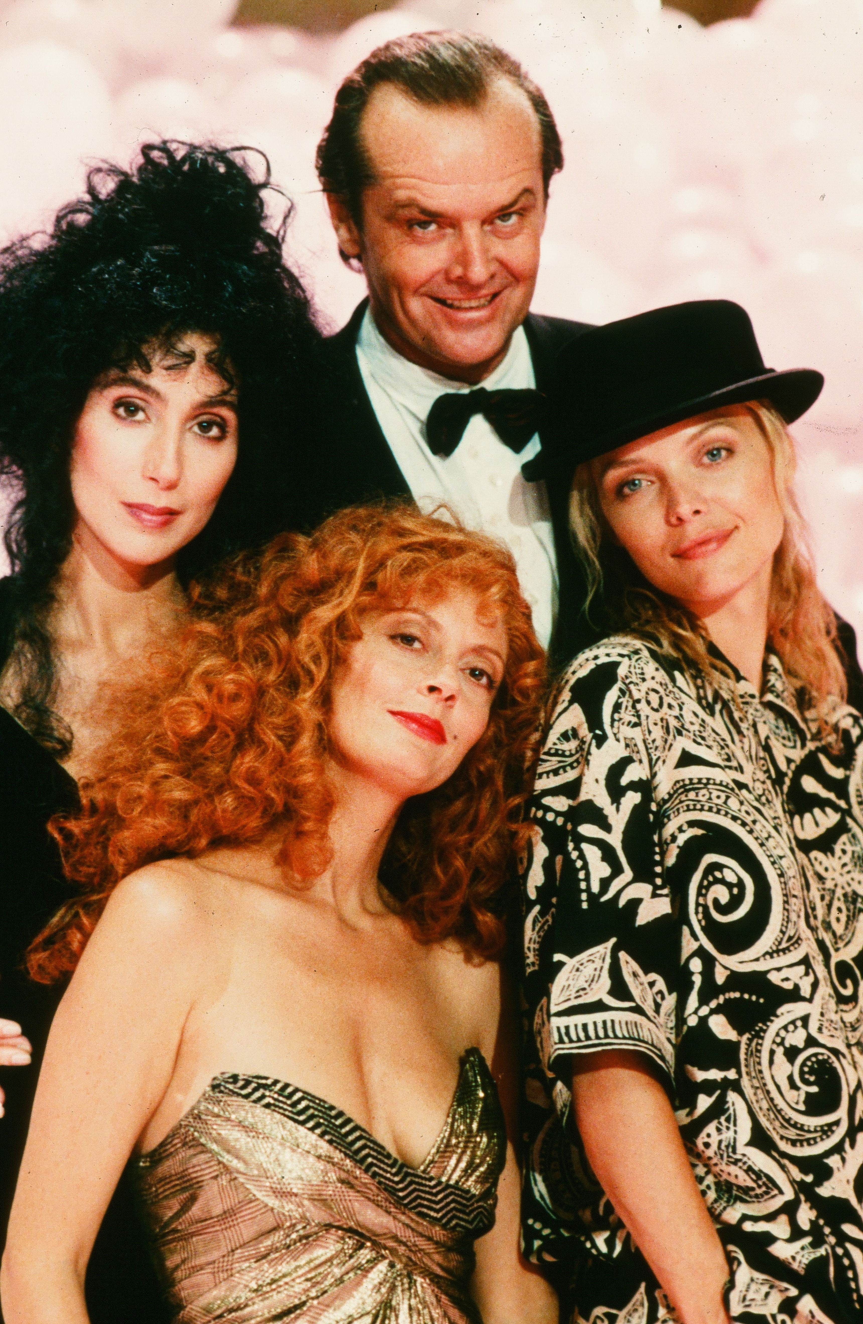 Cher, Jack Nicholson, Michelle Pfeiffer et Susan Sarandon dans "Les sorcières d'Eastwick" en 1987 | Source : Getty Images