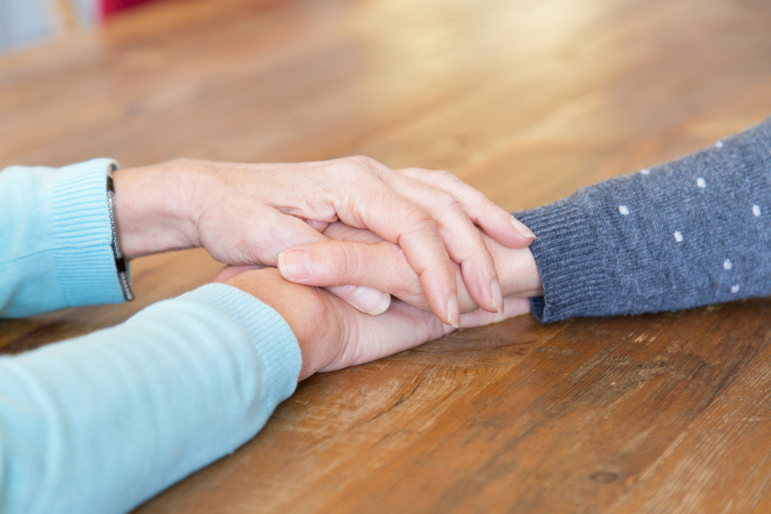 Une femme âgée tenant la main d'une jeune femme | Source : Freepik