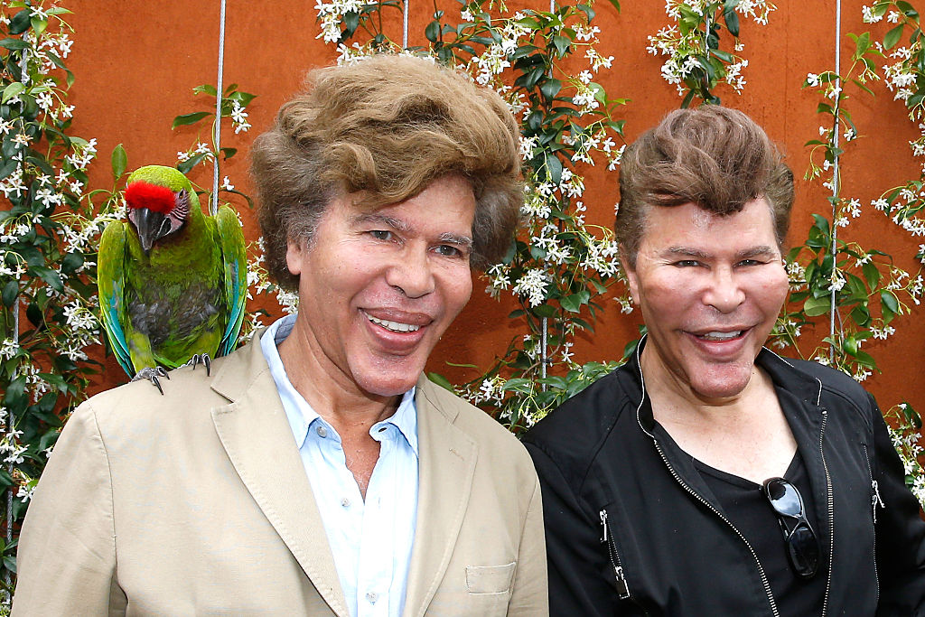 Igor Bogdanoff et son frère Grichka Bogdanoff posent avec le perroquet Zoe lors du septième jour de l'Open de tennis français 2016 à Roland Garros le 28 mai 2016 à Paris, en France. | Source : Getty Images