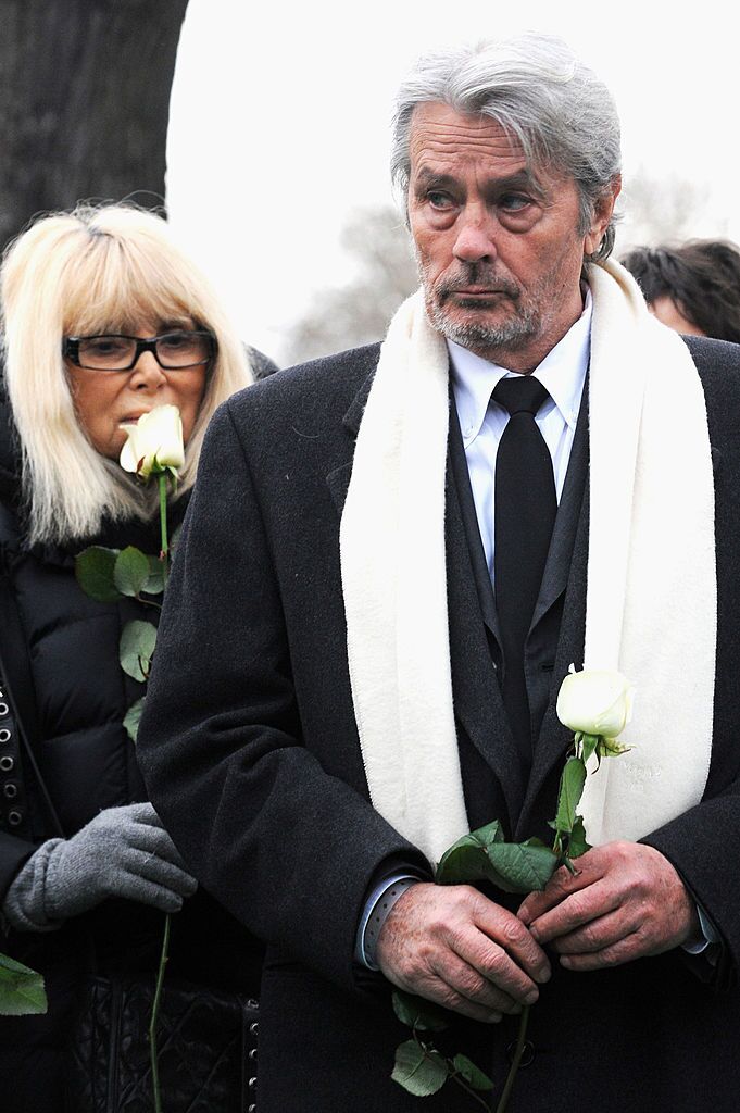 Delon assistent aux funérailles du producteur Georges Cravenne au cimetière de Montparnasse à Paris, France. | Photo : Getty Images