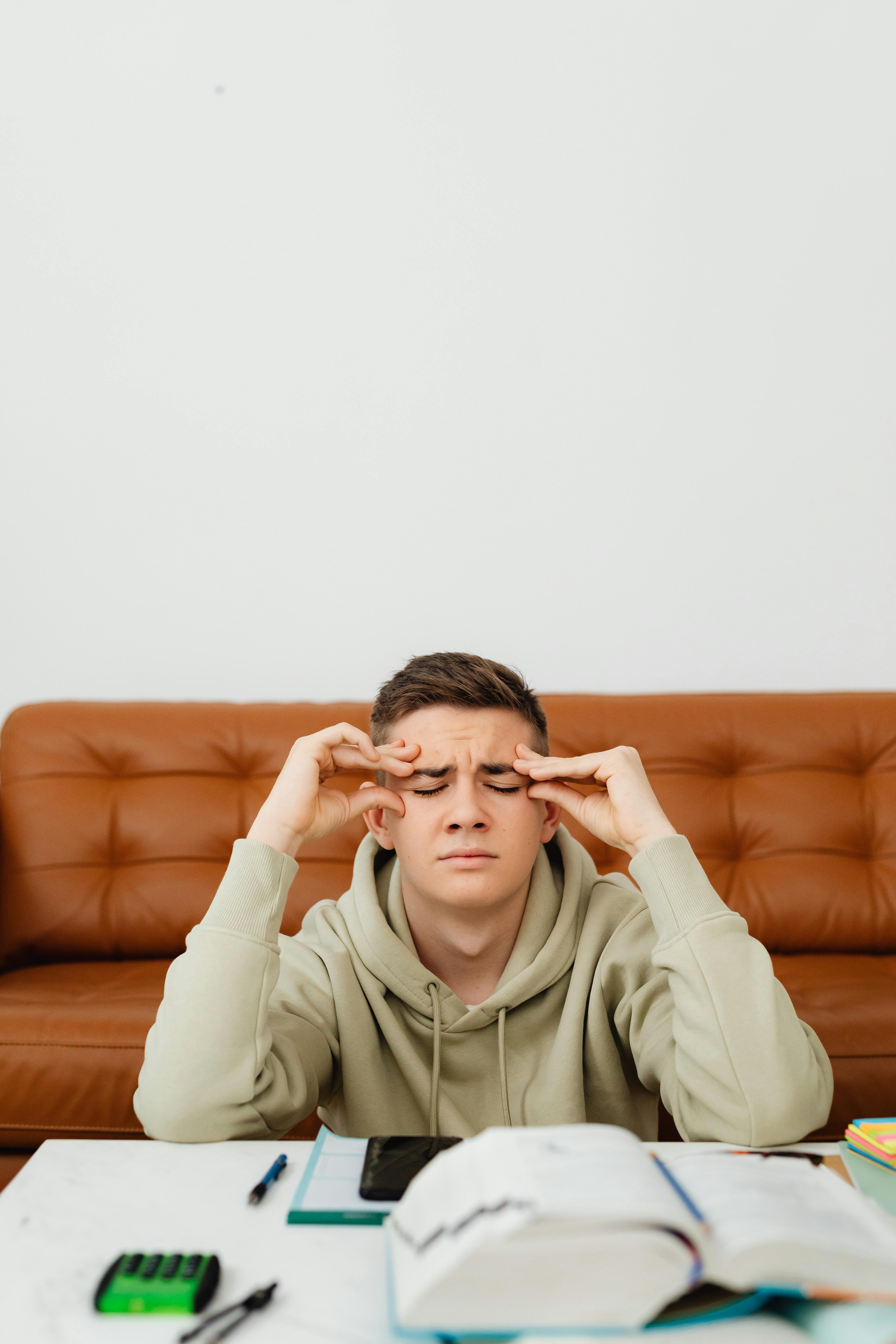 Garçon avec les mains sur la tête | Source : Pexels