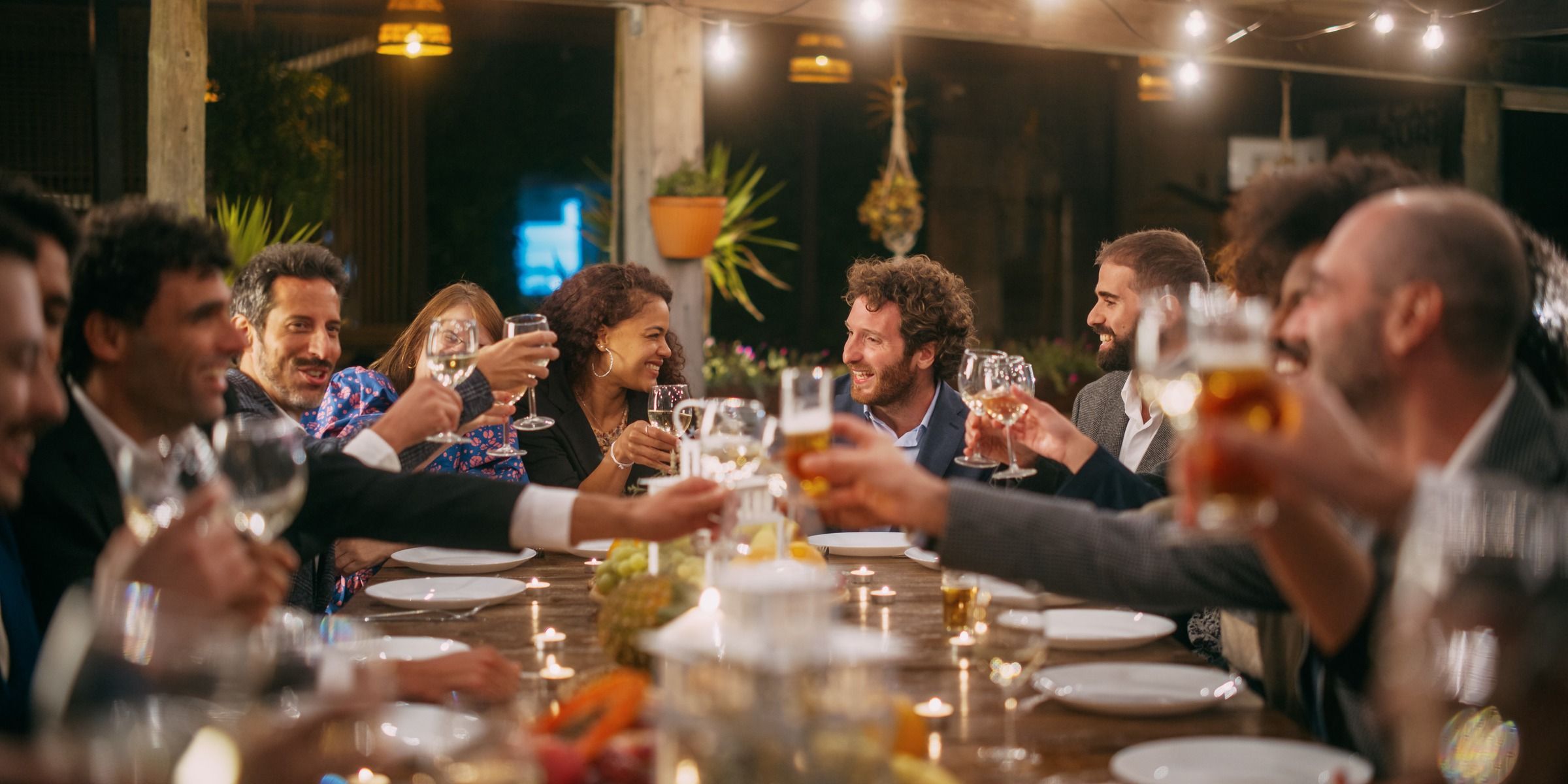 Un grand dîner entre amis | Source : Shutterstock