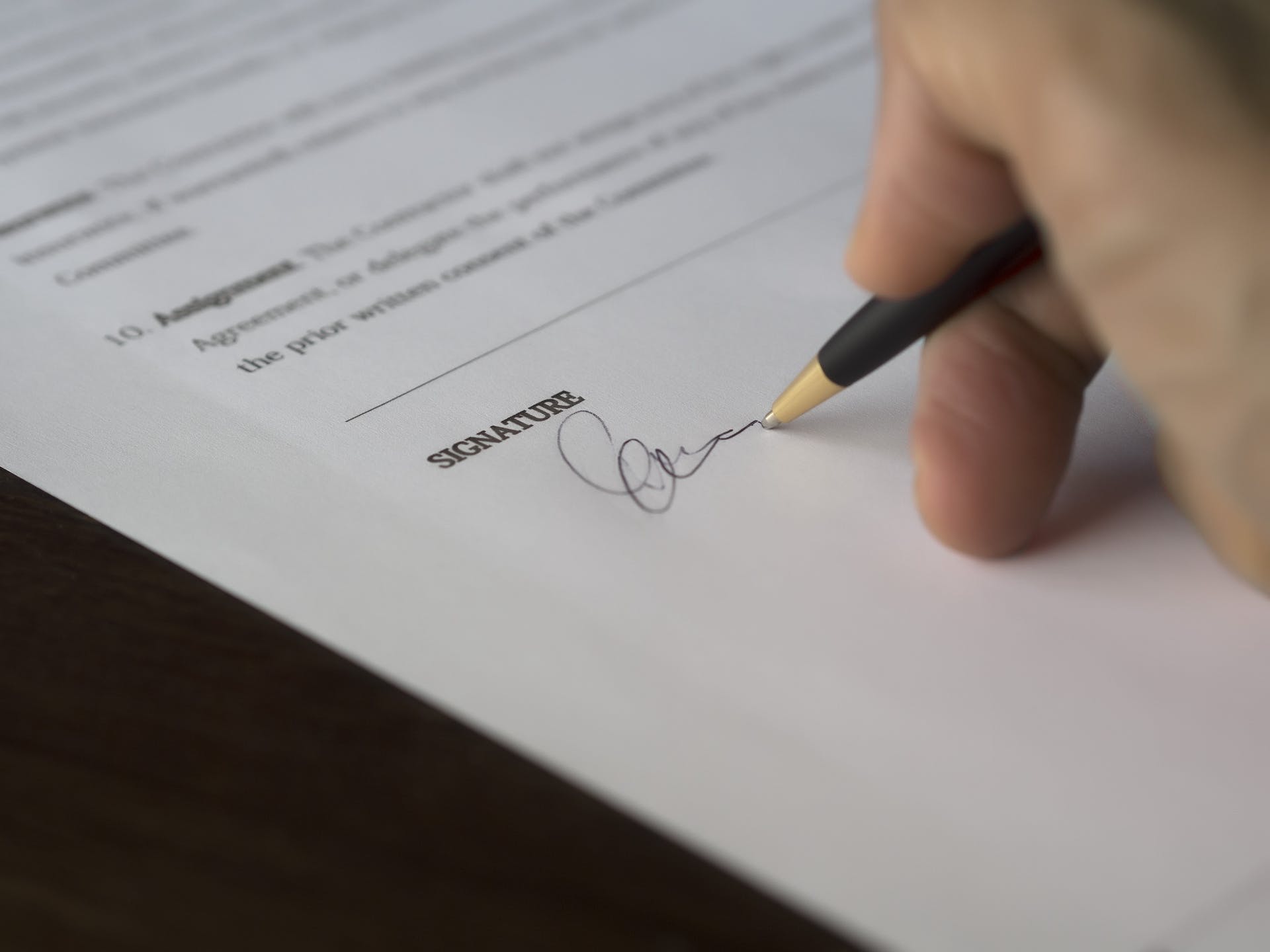 Personne signant des documents administratifs | Source : Pexels