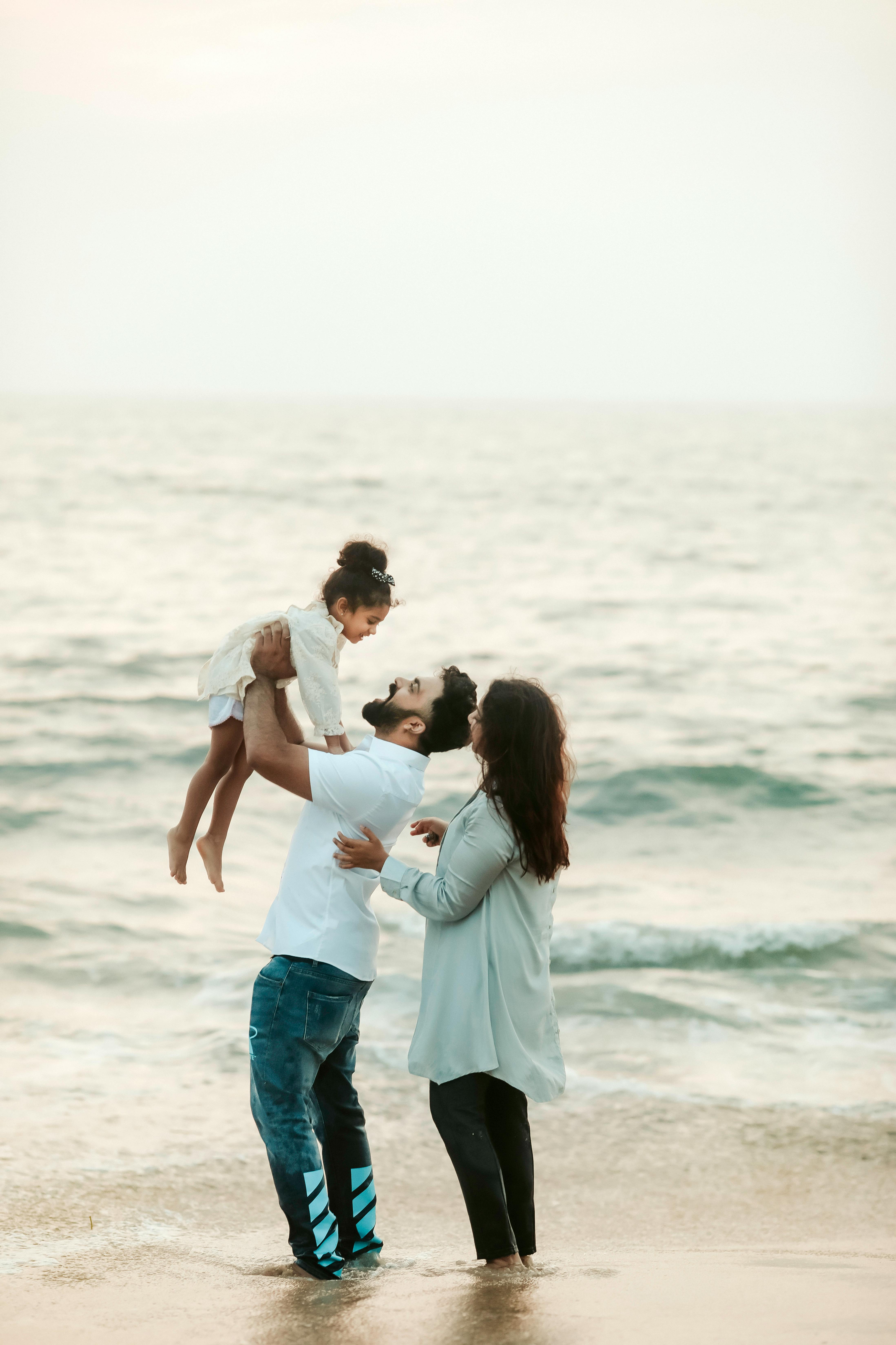 Un couple et leur fille à la plage | Source : Pexels
