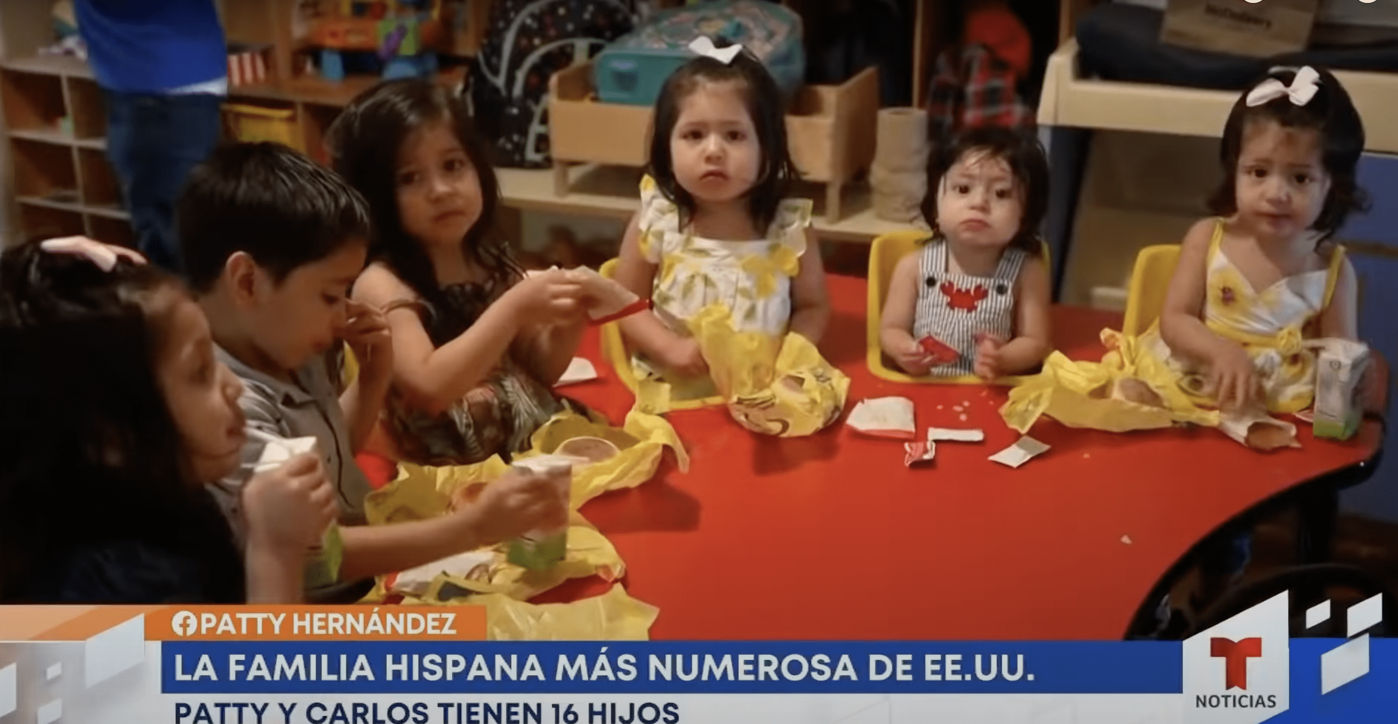 Quelques-uns des enfants Hernandez sont vus en train de manger. | Source : YouTube.com/hoy Día
