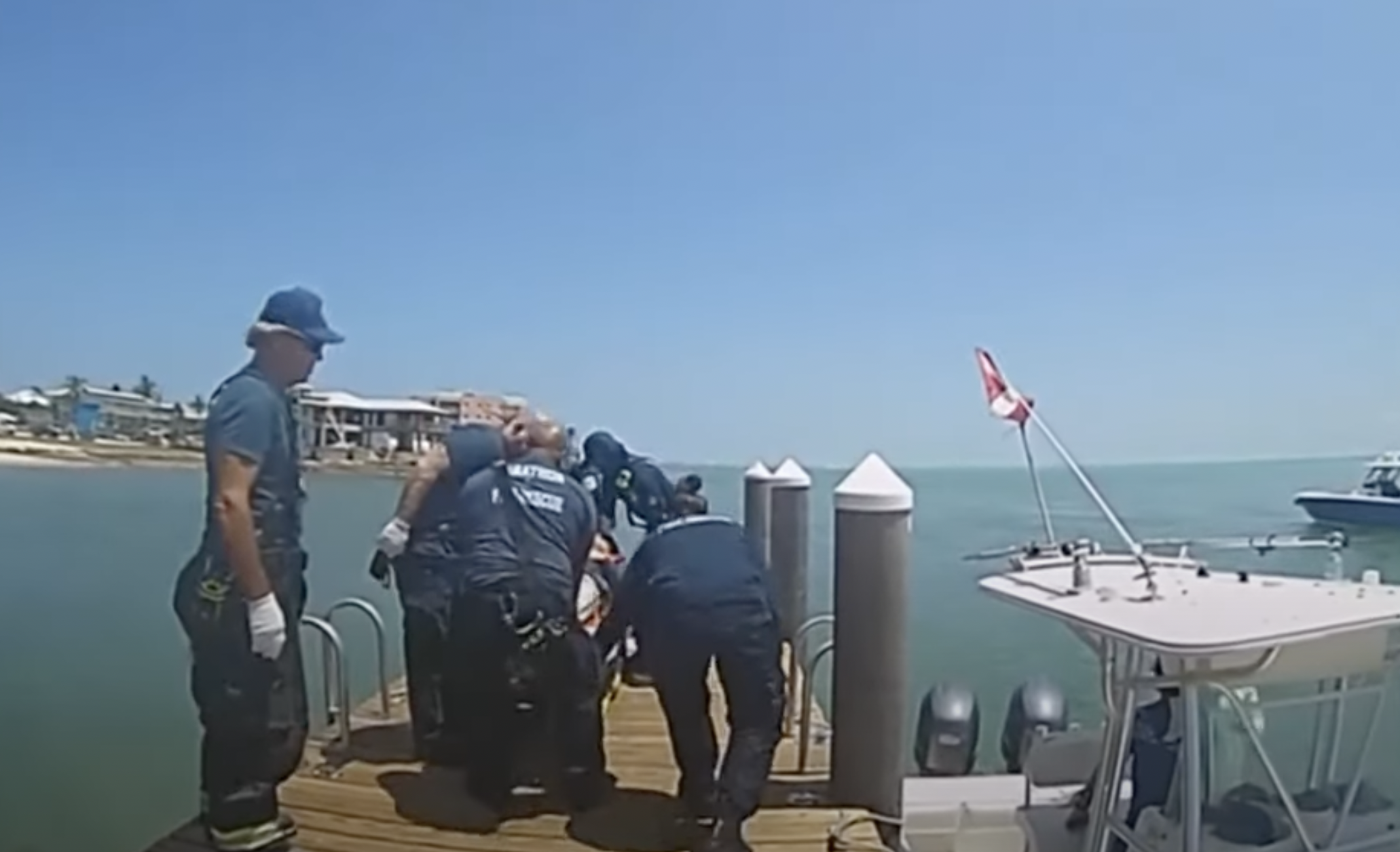 Des sauveteurs sont sur un quai en Floride. | Source : https://www.youtube.com/watch?v=S-Sosp21blo