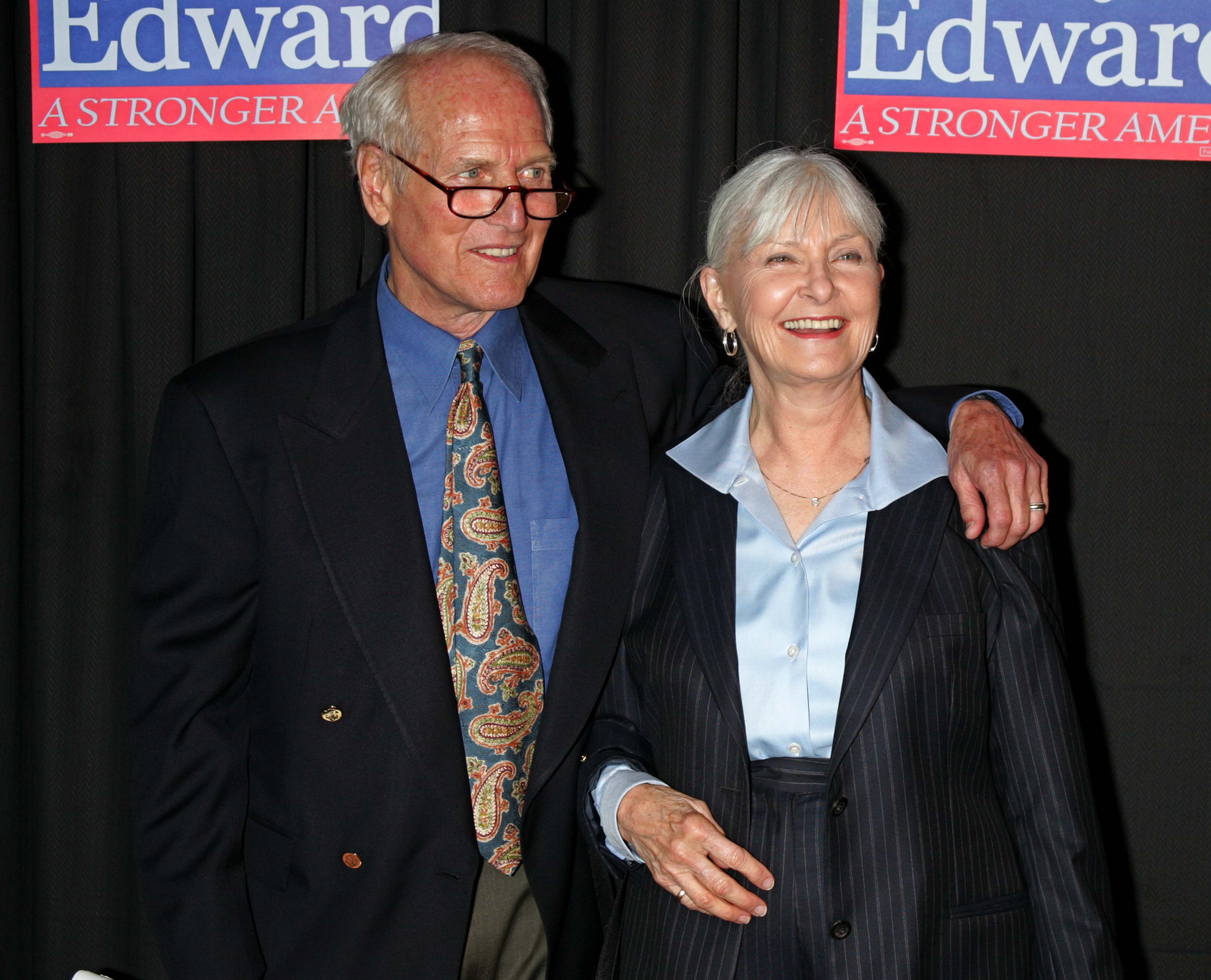 Paul Newman et Joanne Woodward arrivent au Radio City Music Hall à New York pour A Change Is Going To Come : The Concert for John Kerry le jeudi 8 juillet 2004 | Source : Getty Images