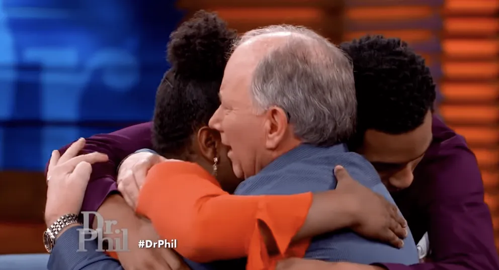 Smith, Abba et Simon partagent un câlin collectif dans l'émission du Dr Phil. | Source : youtube.com/Dr. Phil