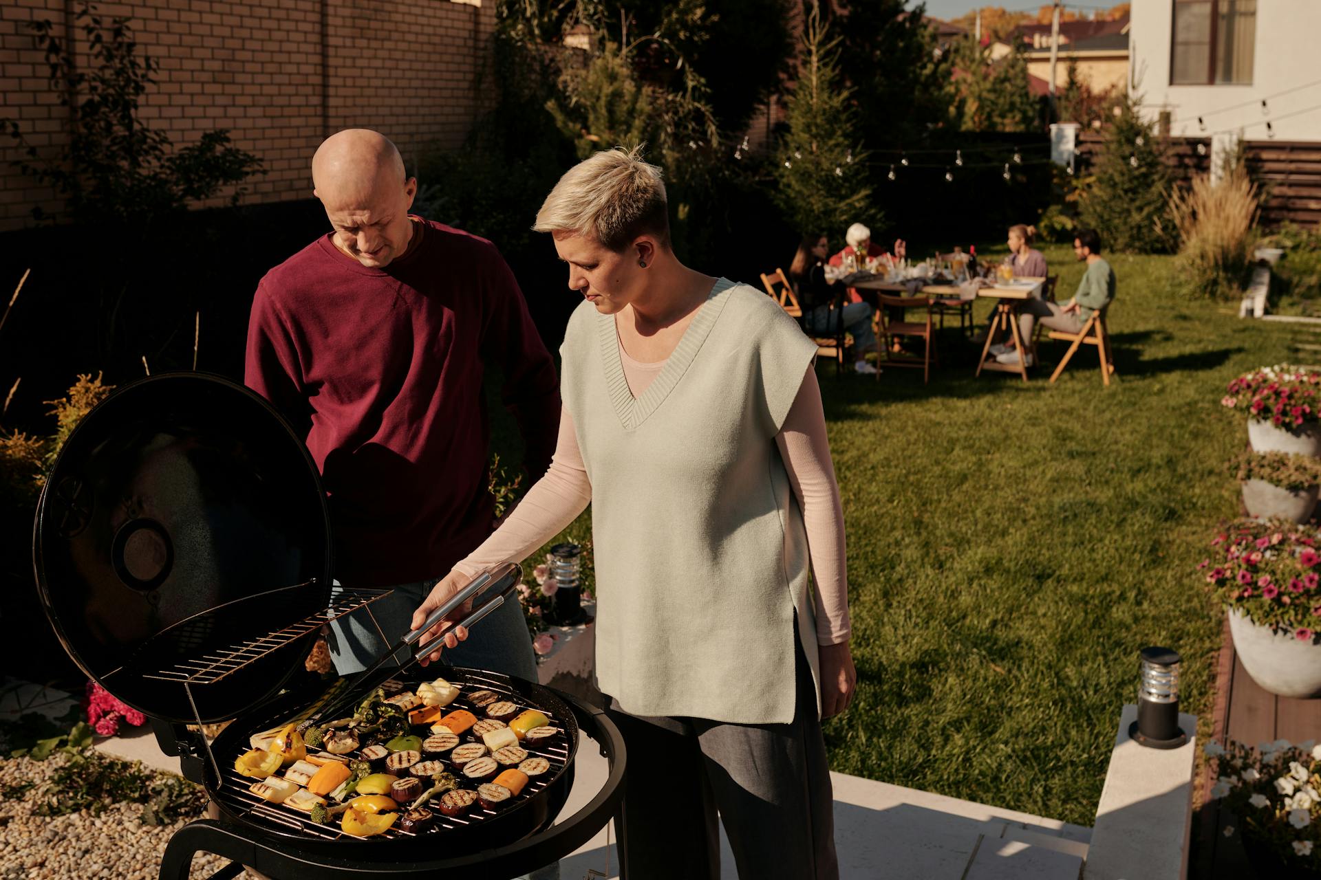 Des gens à un barbecue | Source : Pexels