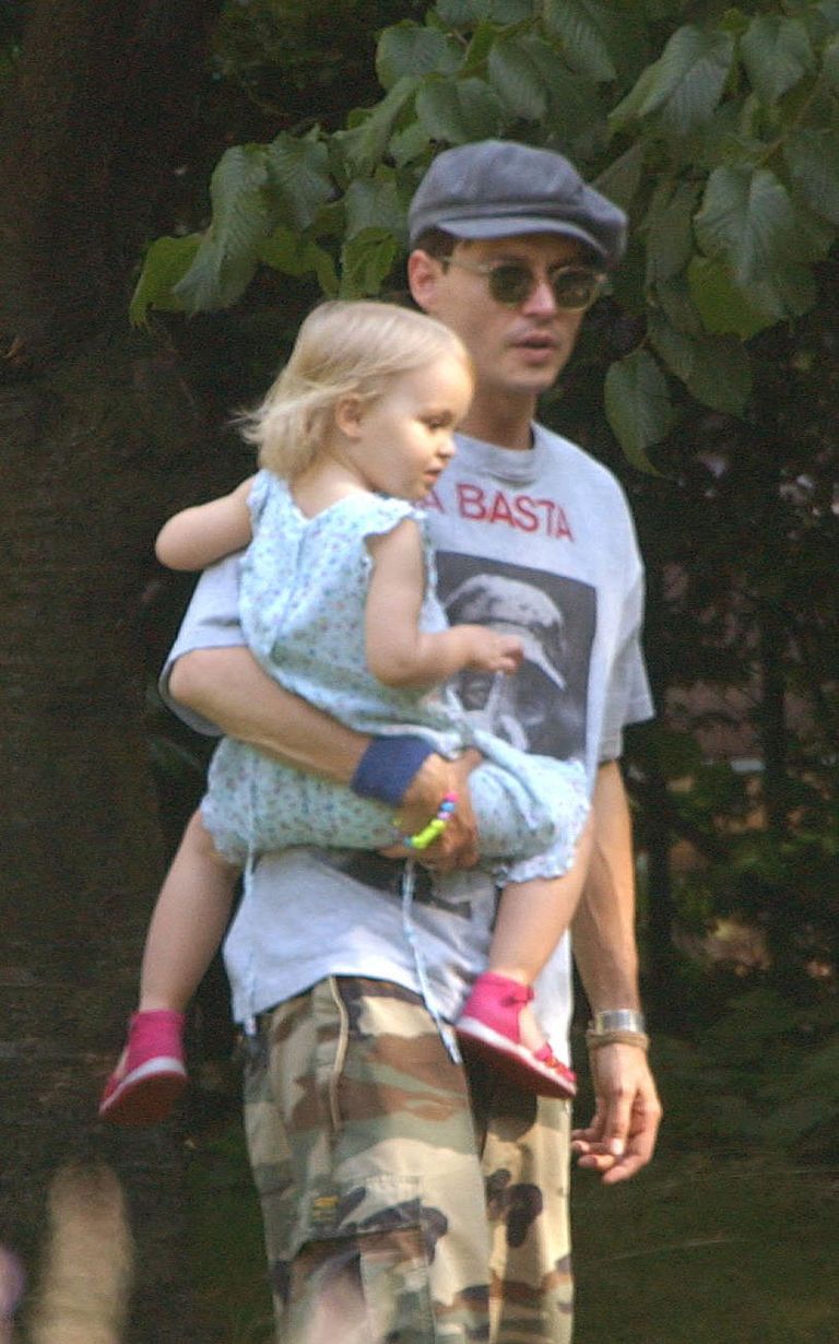 Johnny Depp et sa fille dans un parc de Londres. | Source : Getty Images