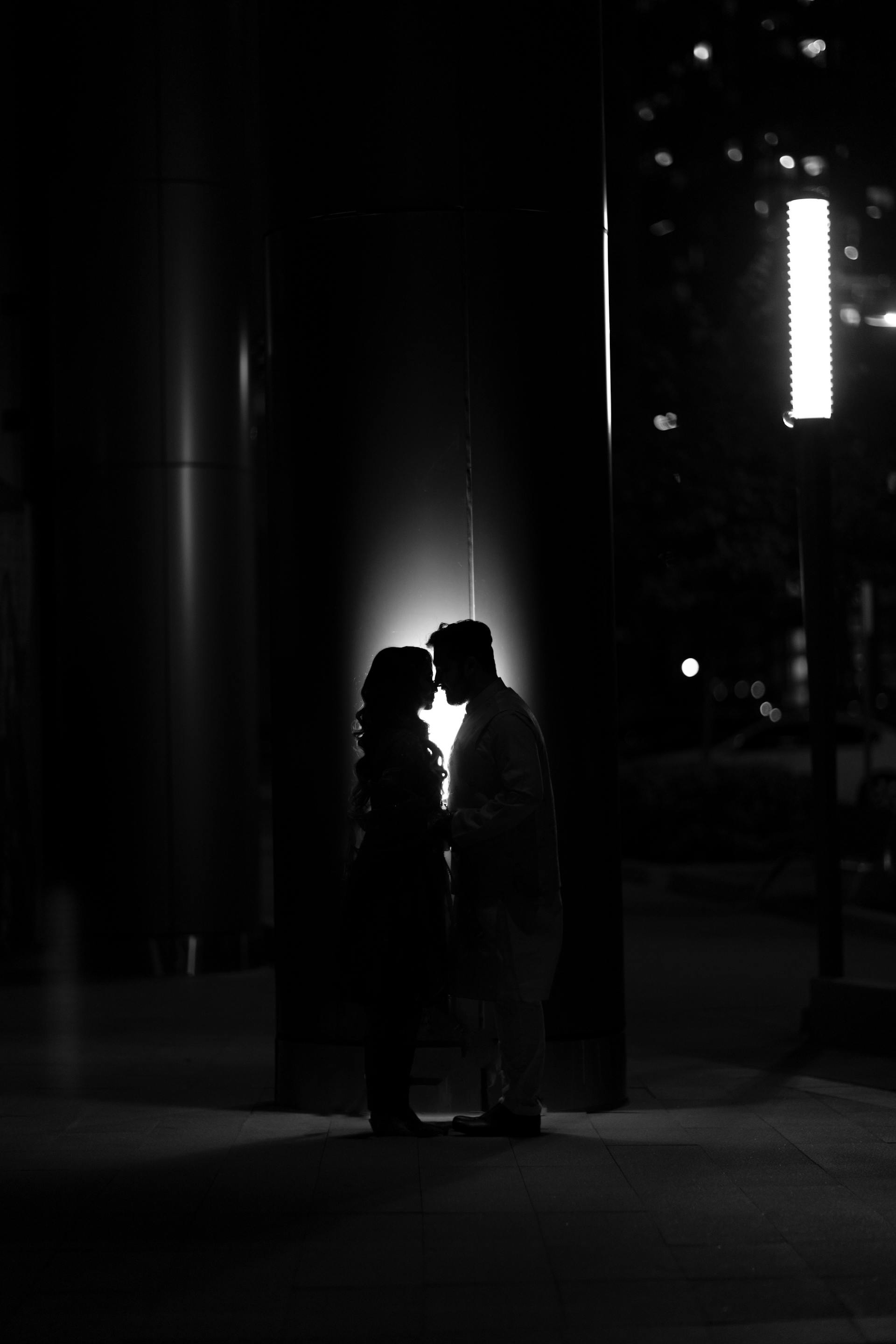 Silhouette d'un couple qui se fait face | Source : Pexels