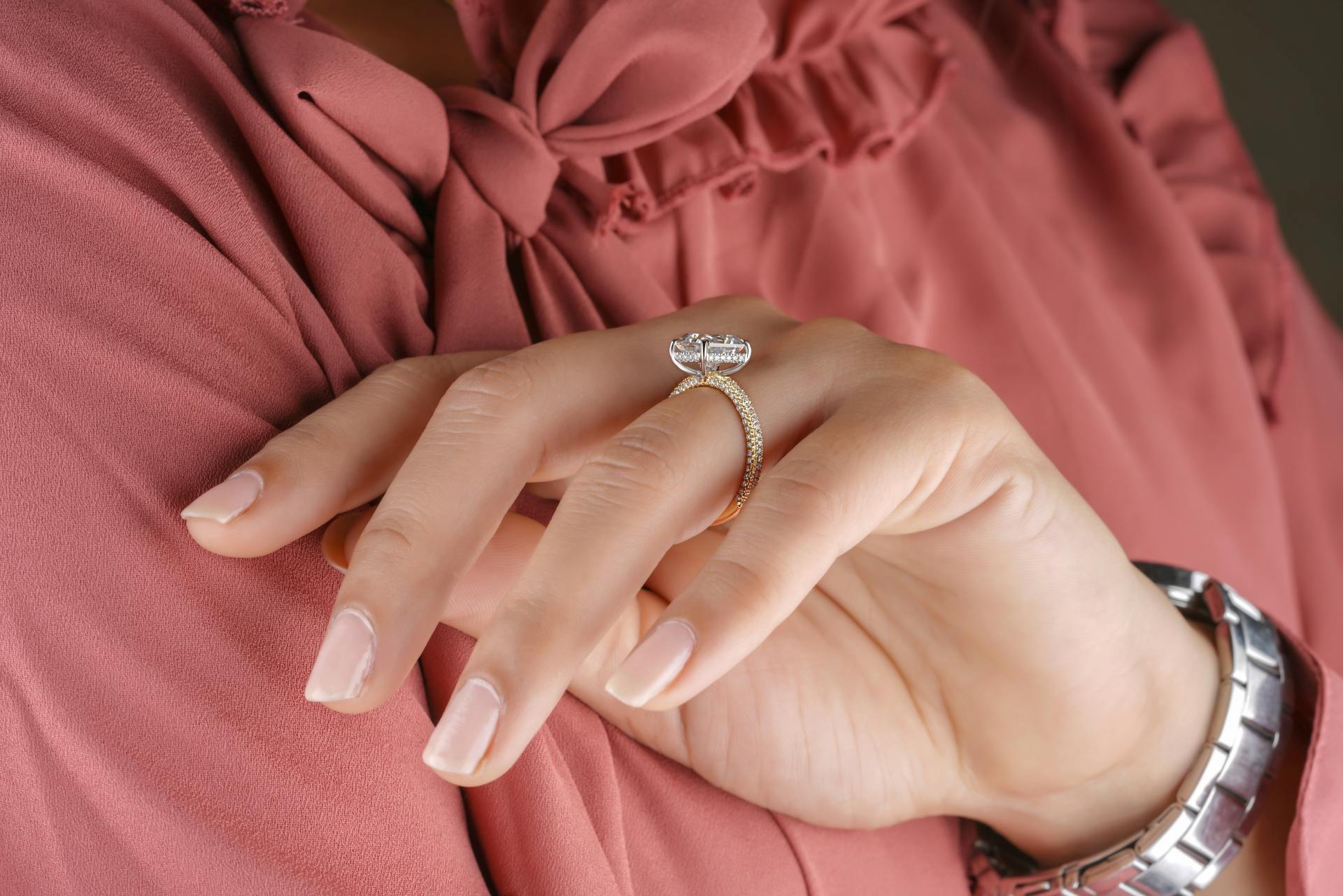 Une bague au doigt d'une femme | Source : Pexels