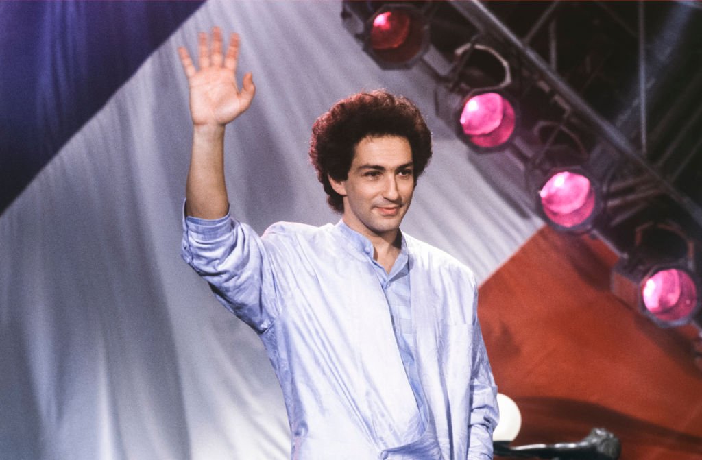 Michel Berger lors d'une émission de télévision le 22 décembre 1985 à Paris, France. | Photo : Getty Images