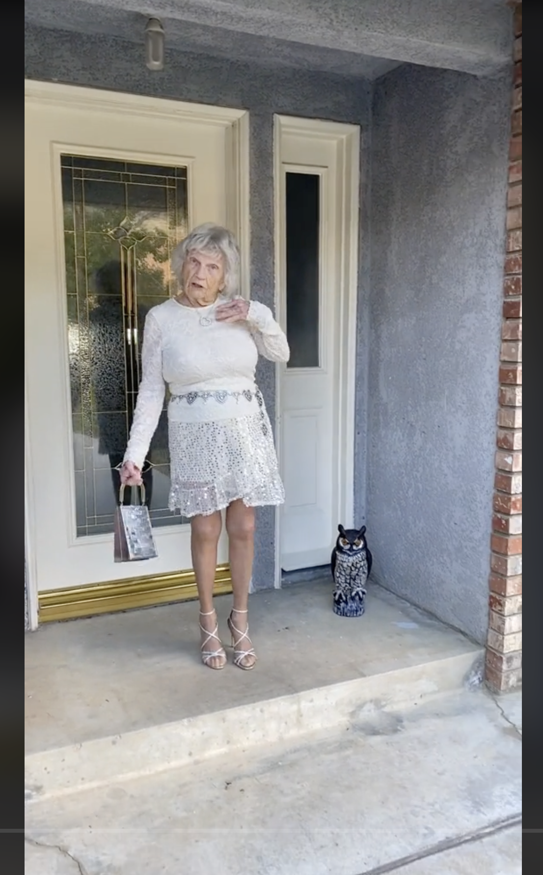 Betsy Lou devant sa maison, dans une vidéo qui date du 6 février 2023 | Source : tiktok.com/@betsylou.piano
