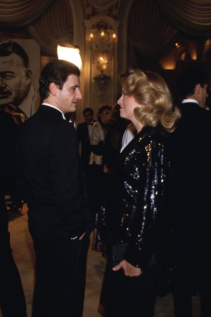 Catherine Deneuve et Pierre Lescure lors de la soirée "Ernest Hemingway" à l'hôtel Ritz | Photo : Getty Images