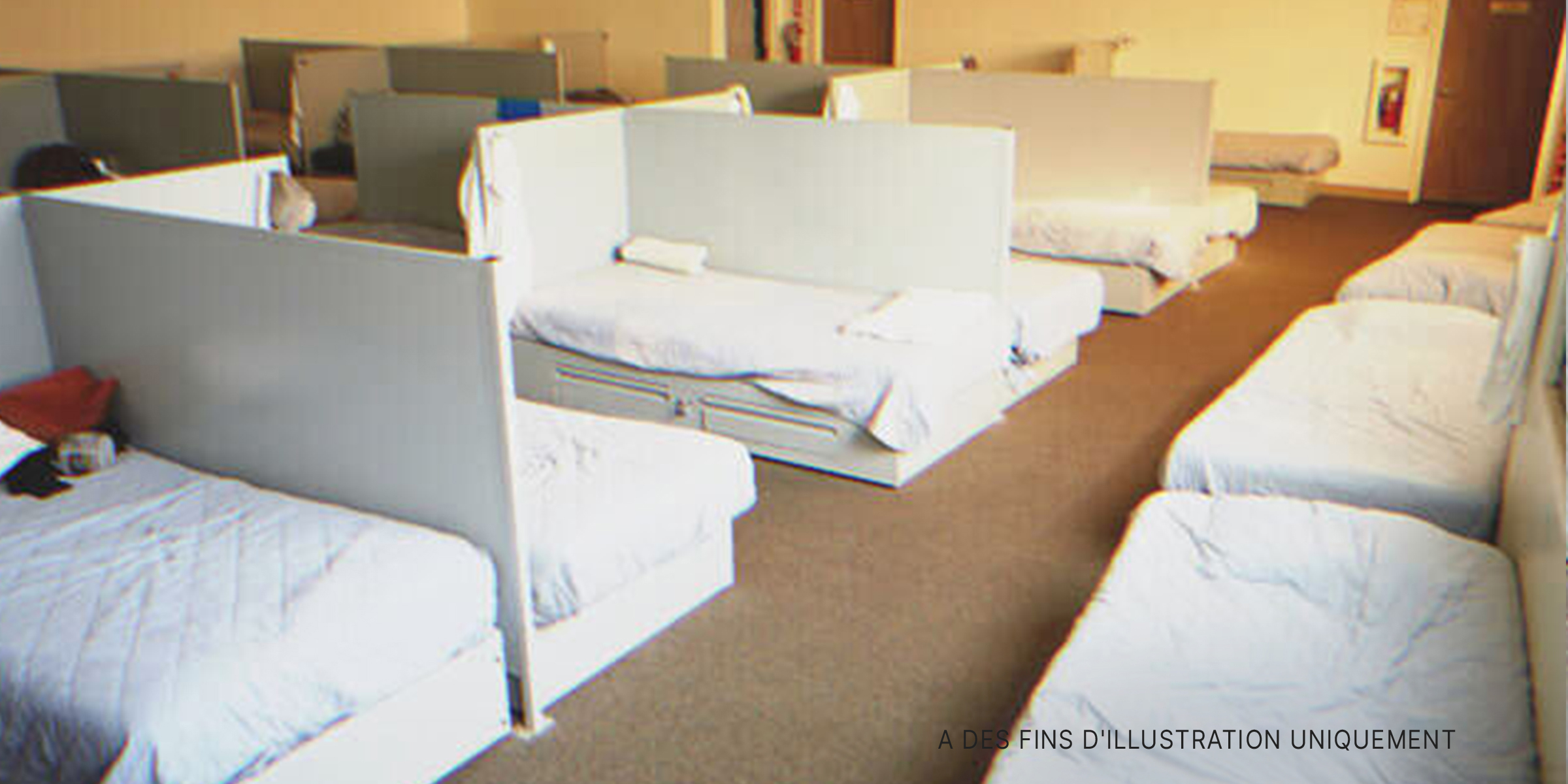 Plusieurs lits dans un refuge. | Source : Shutterstock