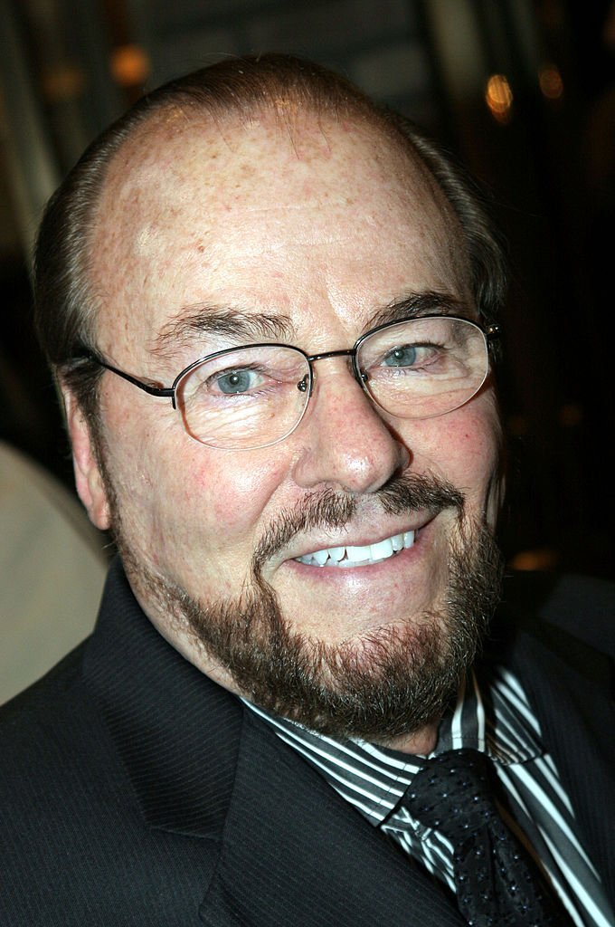 James Lipton pendant que Billy Crystal fait ses débuts à Broadway dans "700 Sundays" au Broadhurst Theatre. | Photo : Getty Images