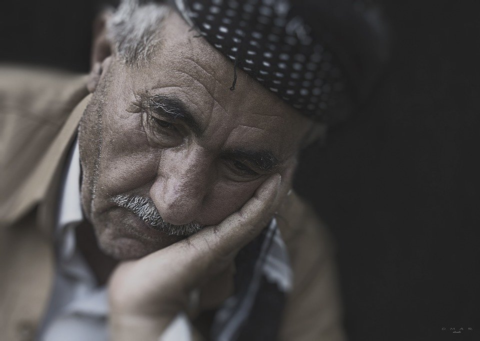Un homme âgé en train de penser | Photo : Pixabay