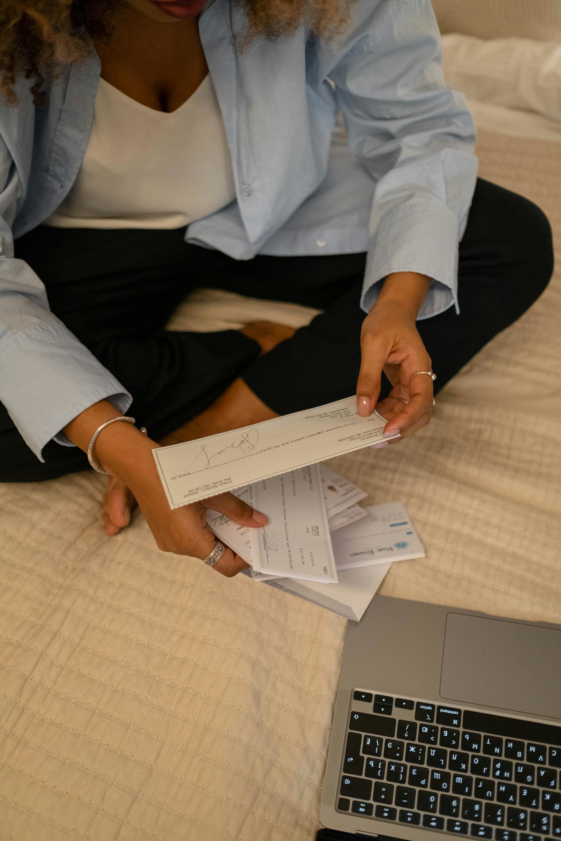 Une femme tenant un chèque | Source : Pexels
