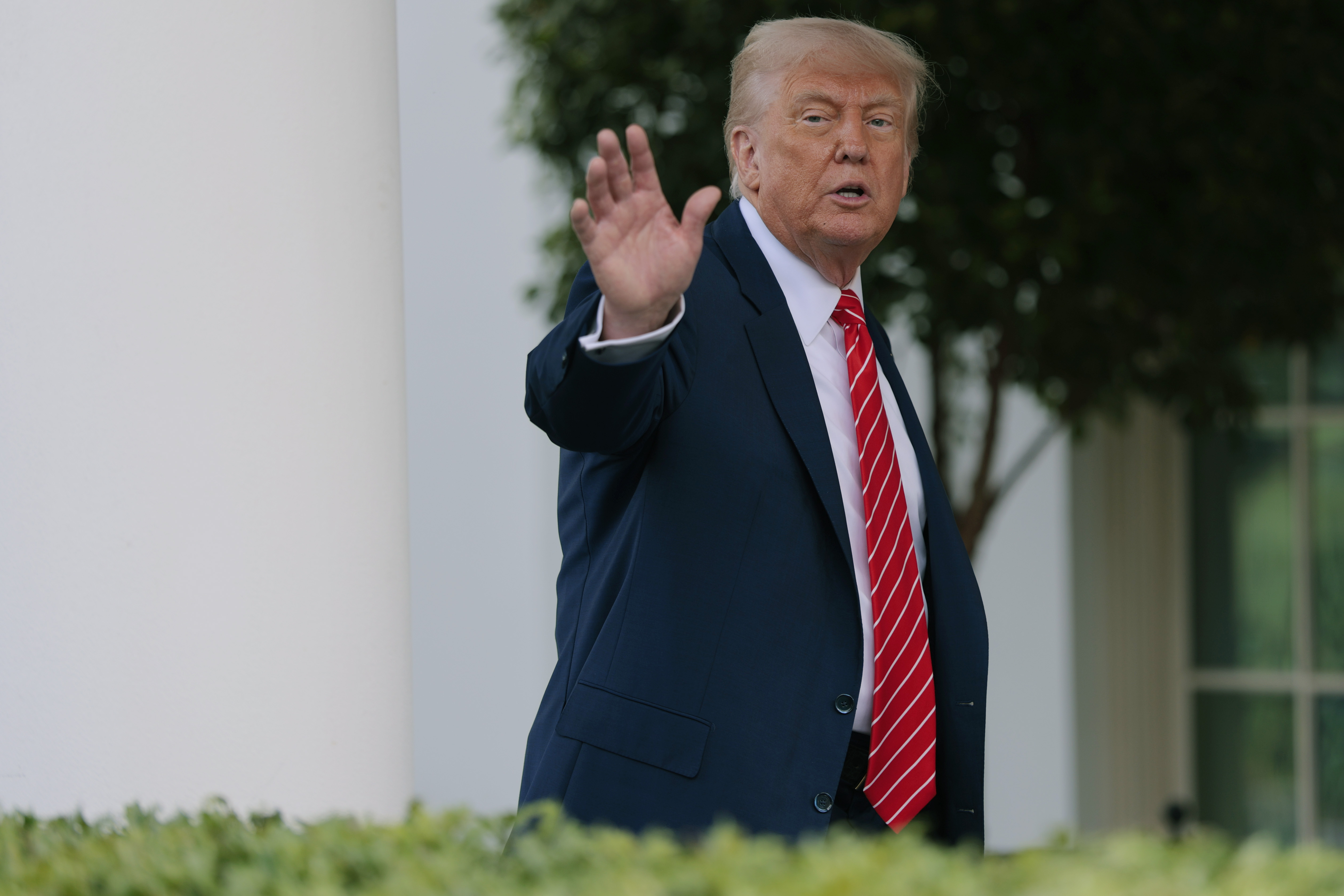 Le président Donald Trump devant la Maison Blanche à Washington, le 8 mai 2025 | Source : Getty Images