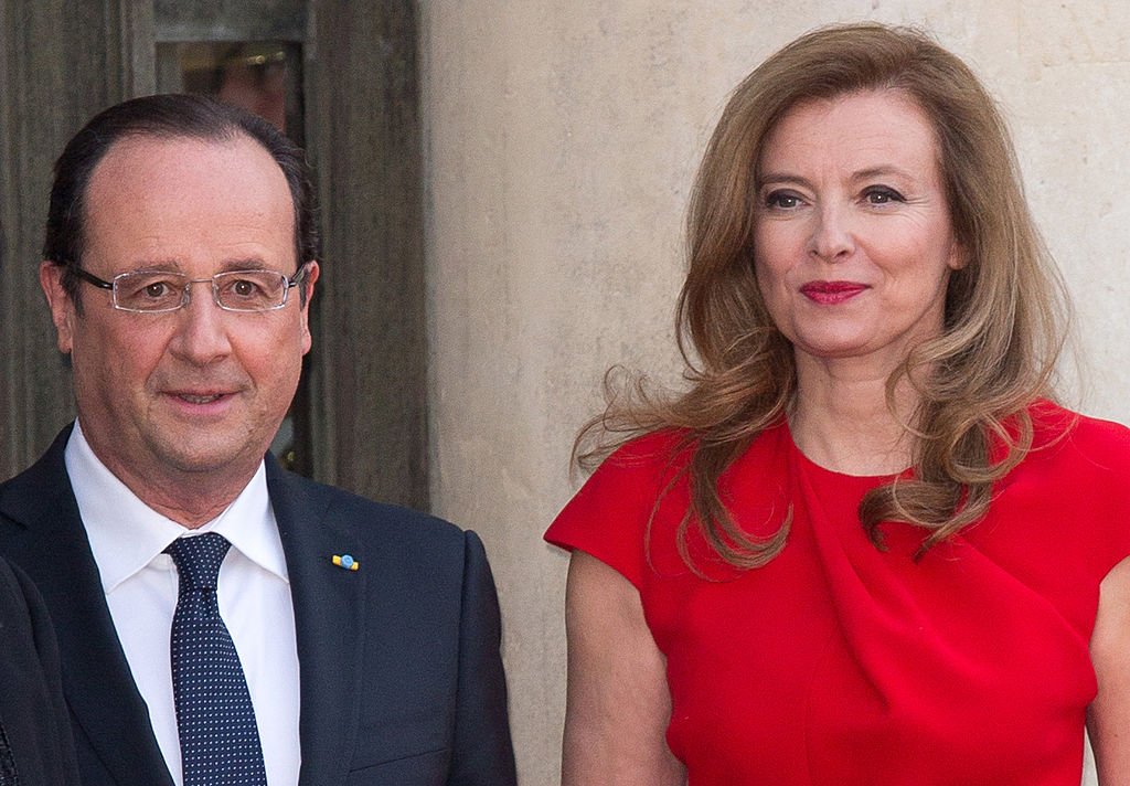  Le président français François Hollande et Valérie Trierweiler posent alors qu'ils arrivent pour assister à un dîner d'État au Palais Elysée, le 7 mai 2013 à Paris, France. | Photo : Getty Images