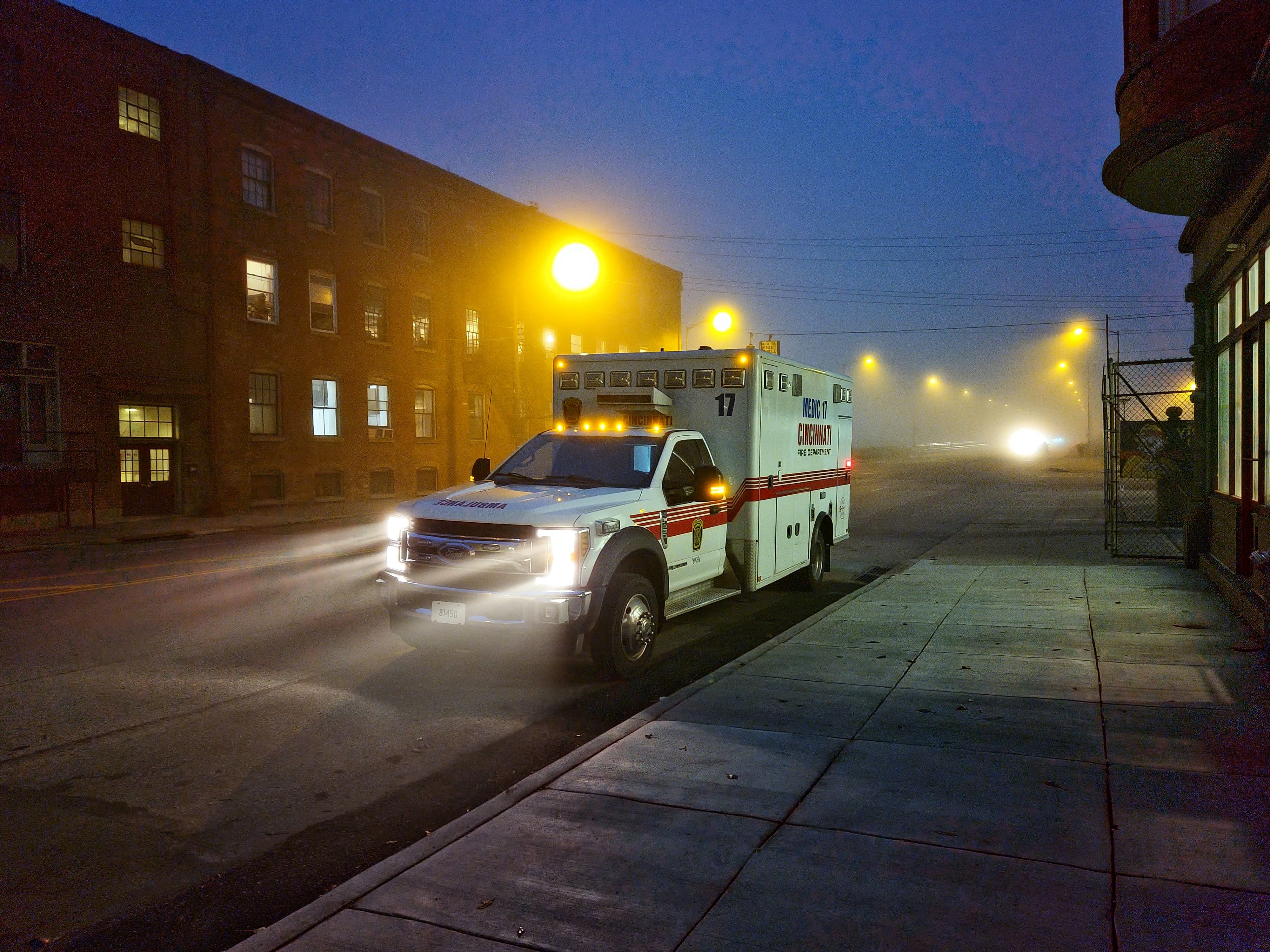 Une ambulance garée sur un trottoir | Source : Unsplash