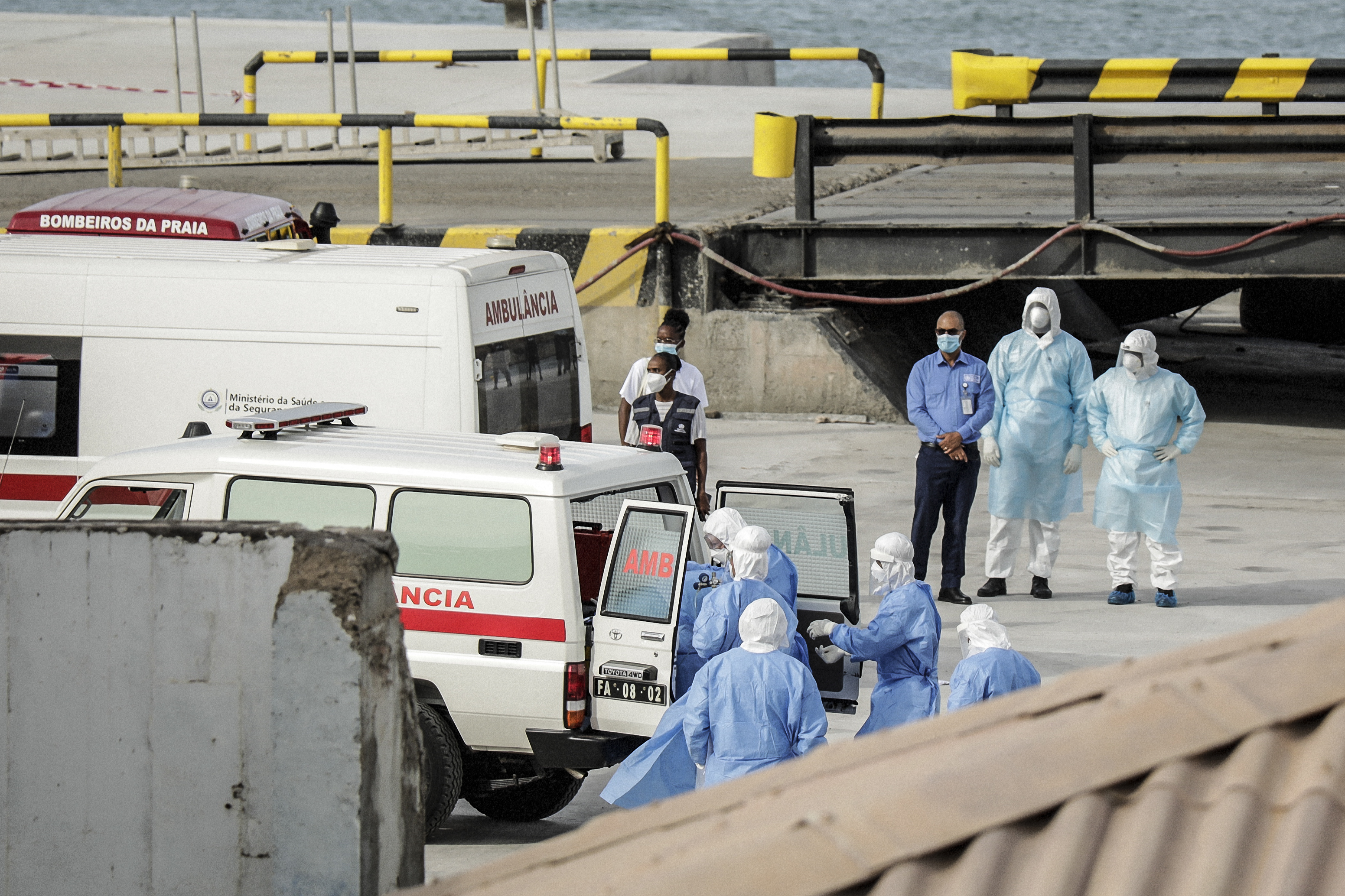 Des membres du personnel de santé revenant du paquebot MV Hondius sont aperçus au port de Praia, la capitale du Cap-Vert, tandis que des personnes vêtues de combinaisons de protection sont aidées à monter dans une ambulance, le 6 mai 2026. | Source : Getty Images