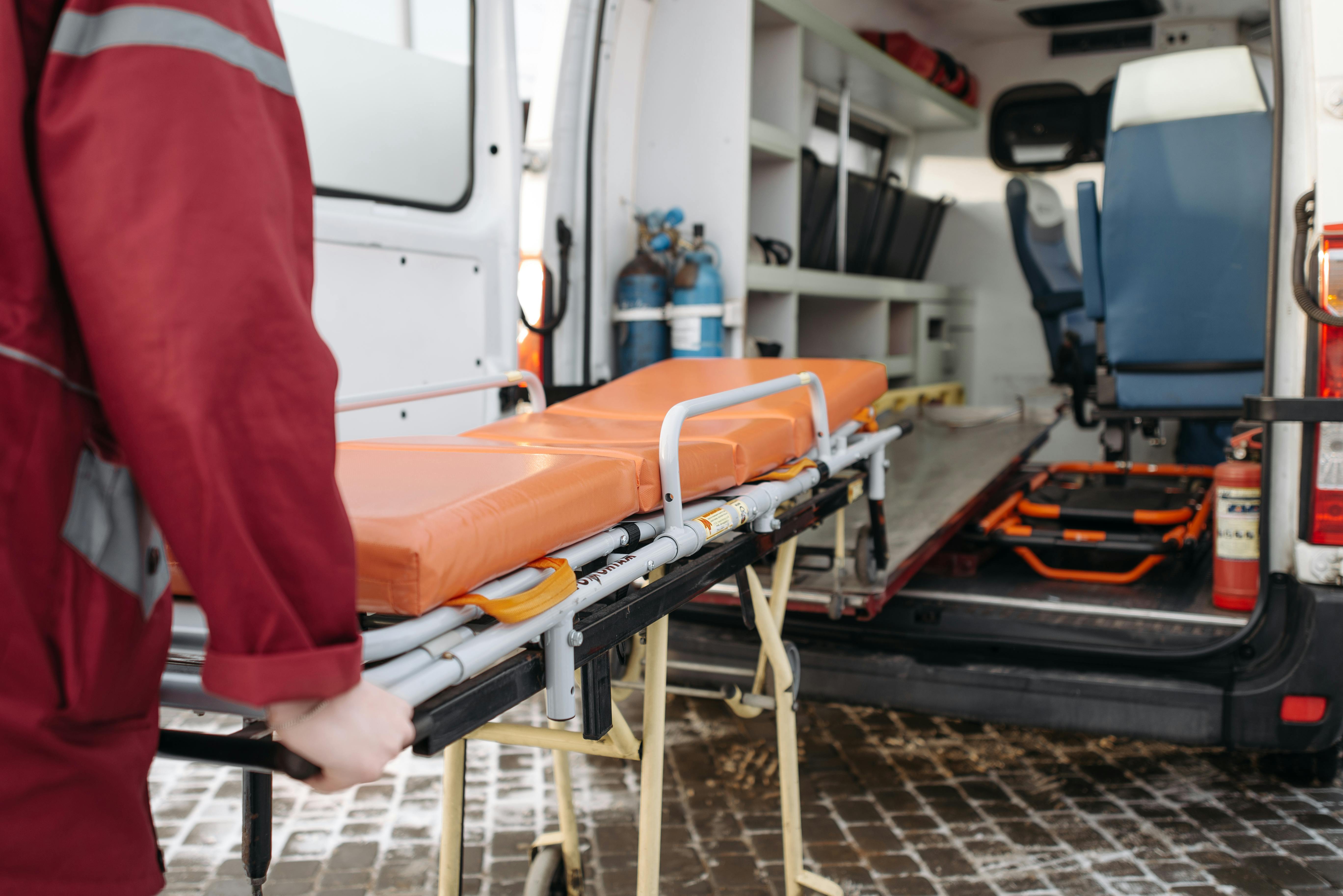 Homme poussant un brancard d'une ambulance | Source : Pexels
