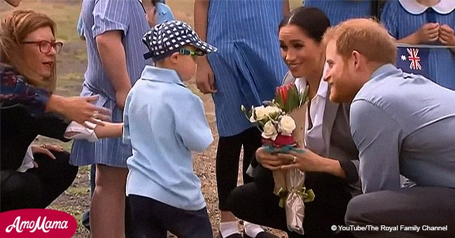 Un petit garçon se fait embrasser par la famille royale après avoir caressé la barbe du prince Harry