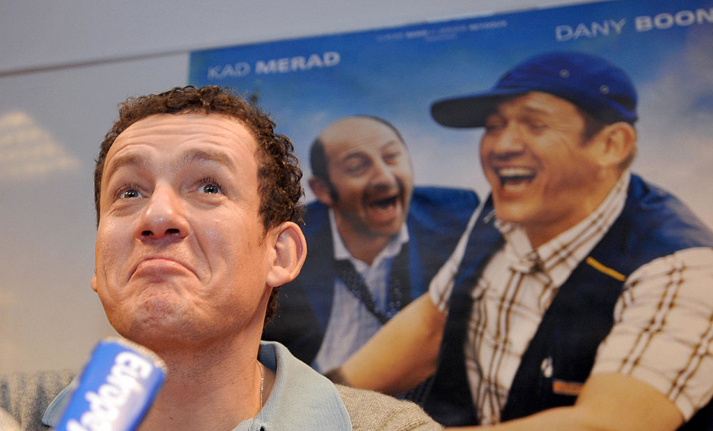 L'acteur-réalisateur français Dany Boon grimace devant l'affiche de son film "Bienvenue chez les Ch'tis", le 1er avril 2008. (Photo credit should read PHILIPPE HUGUEN/AFP via Getty Images)