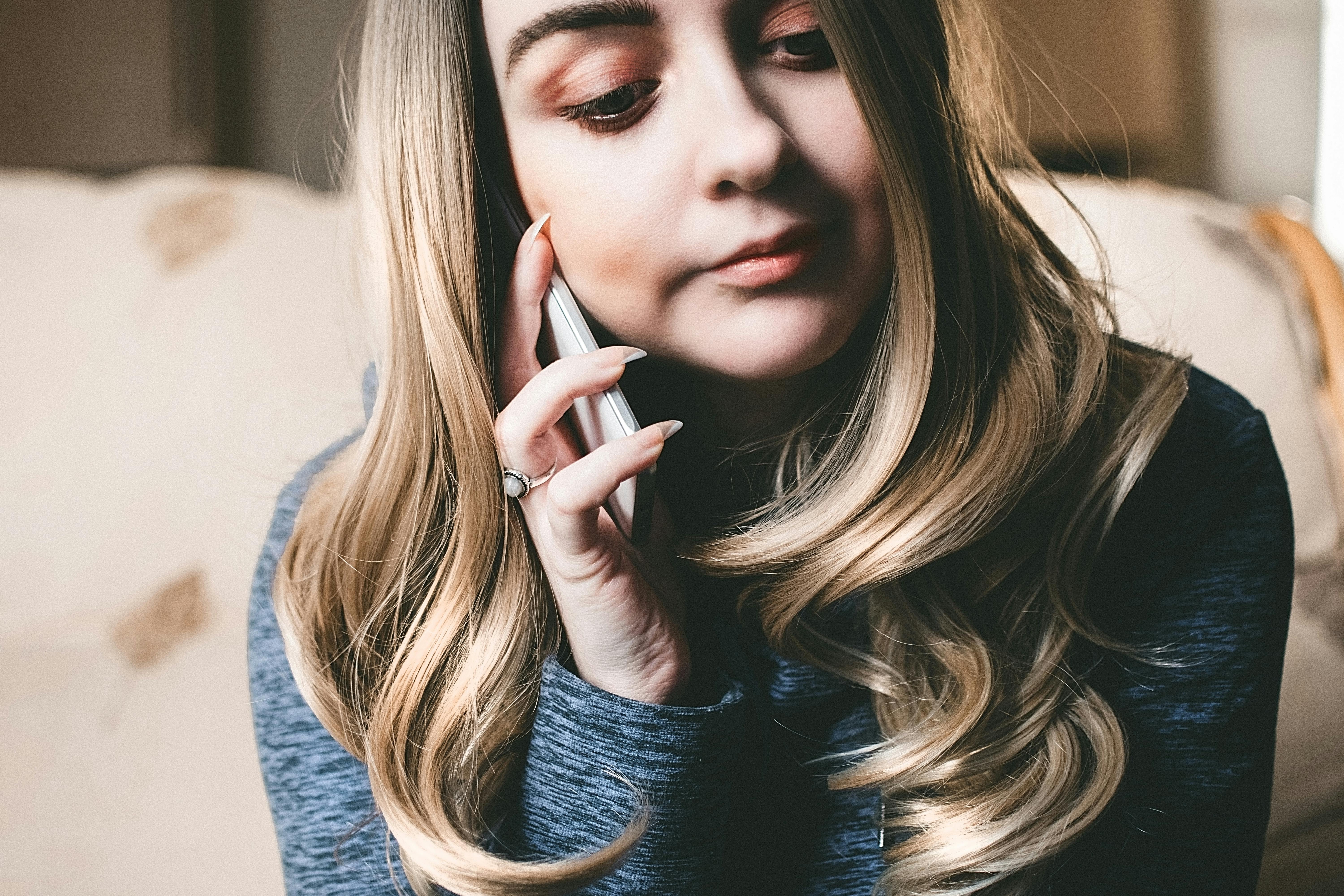 Une jeune fille ayant une conversation au téléphone | Source : Pexels