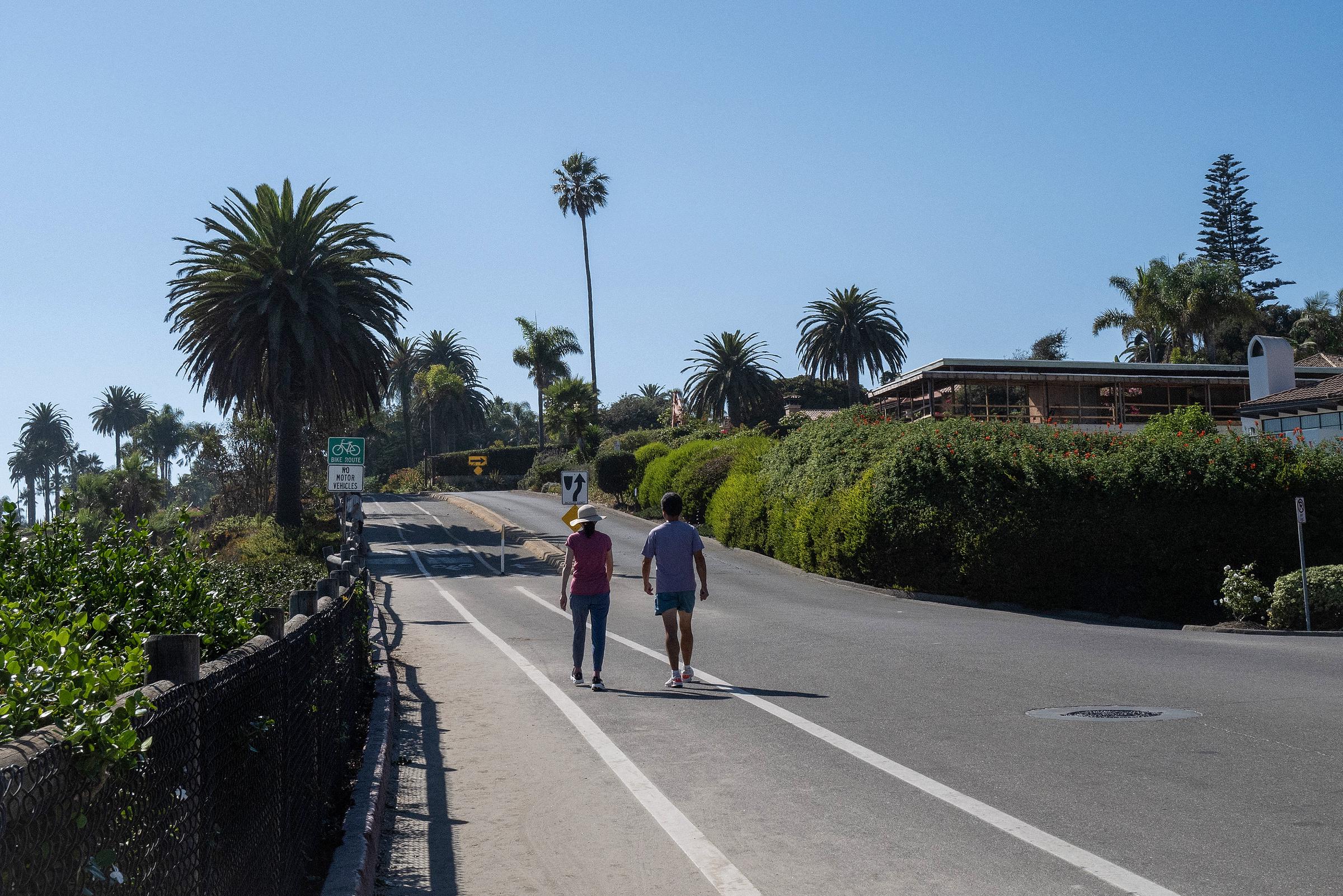 Montecito se trouve près de Santa Barbara, sur la côte californienne, et attire depuis longtemps des résidents fortunés et célèbres. L'arrivée d'Harry et Meghan a attiré encore plus l'attention sur ce petit coin, avec notamment la présence de paparazzi près de chez eux. | Source : Getty Images