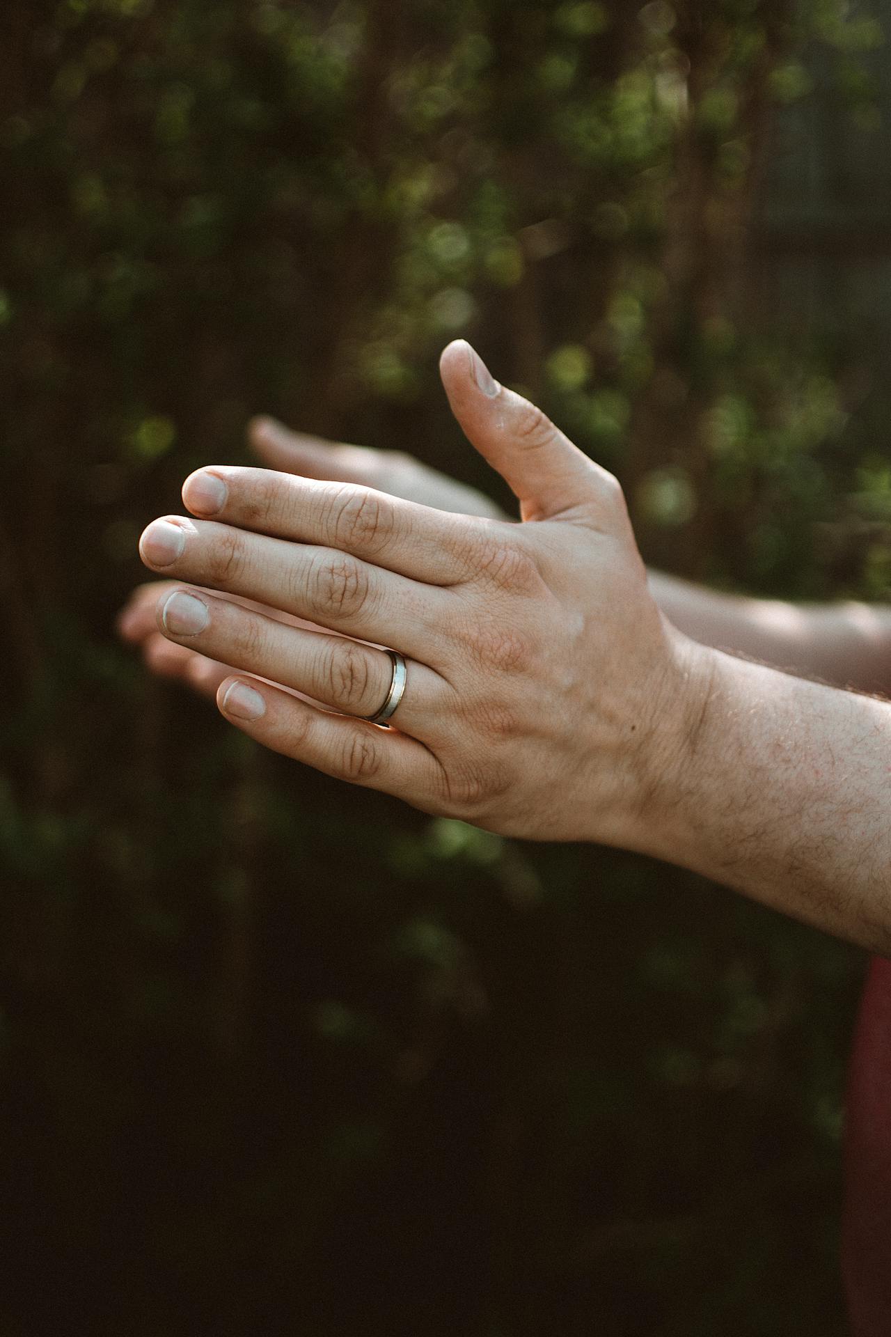 Un homme exhibant sa bague de fiançailles | Source : Pexels