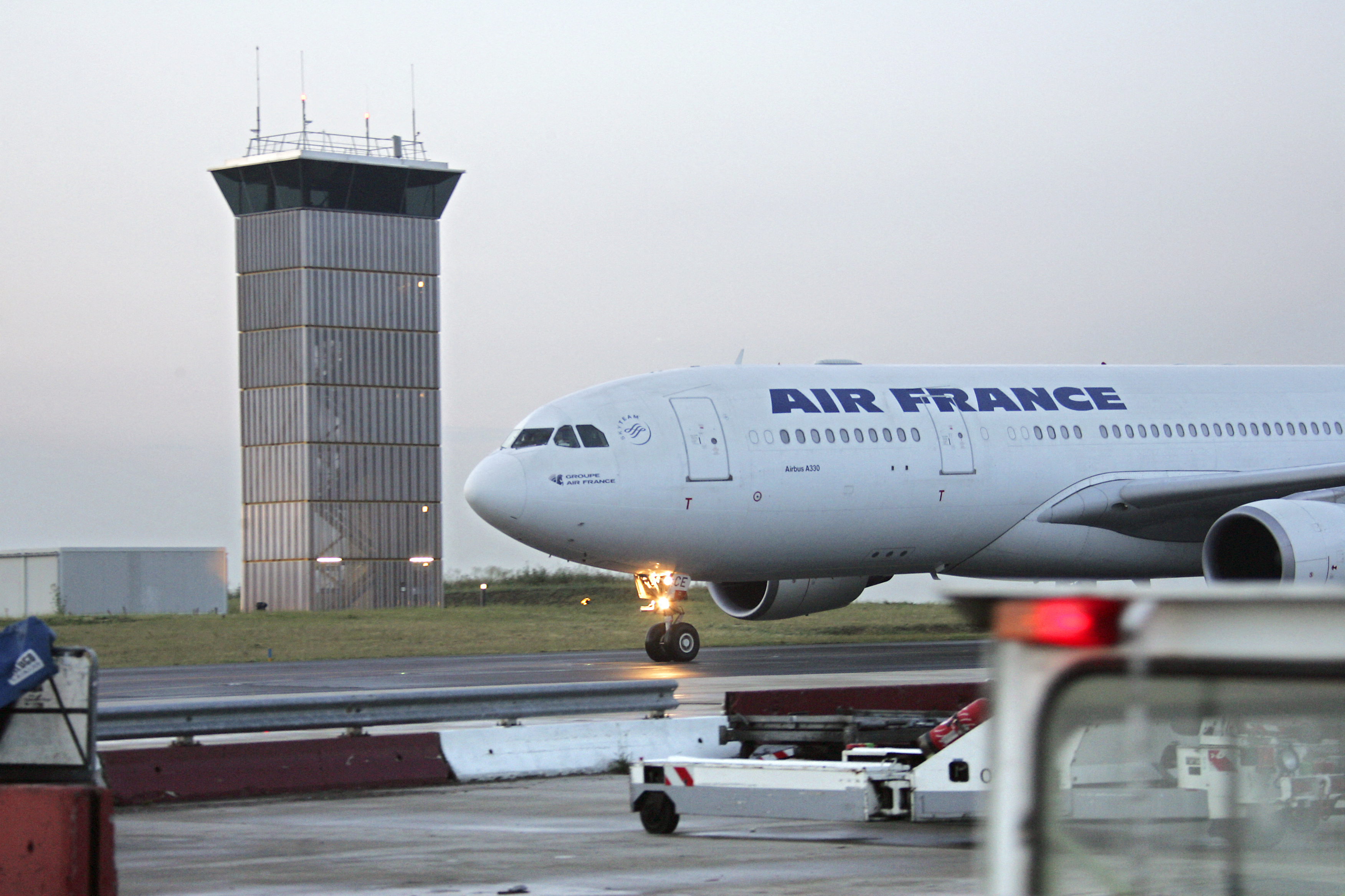 Un Airbus A330 d'Air France s'approche de la tour de contrôle à Paris en 2006 | Source : Getty images
