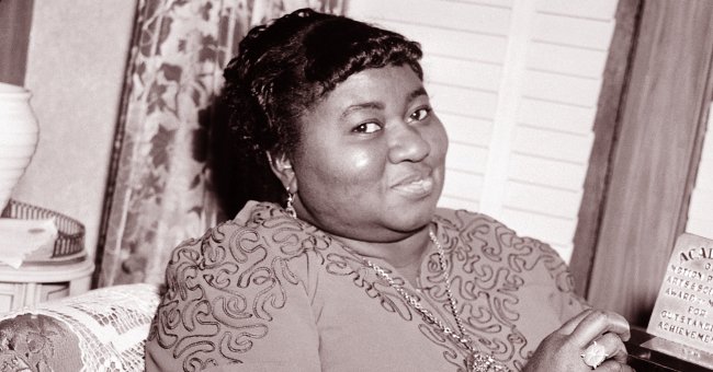 Hattie McDaniel avec son Oscar pour "Autant en emporte le vent" vers 1940 | Source : Getty Images