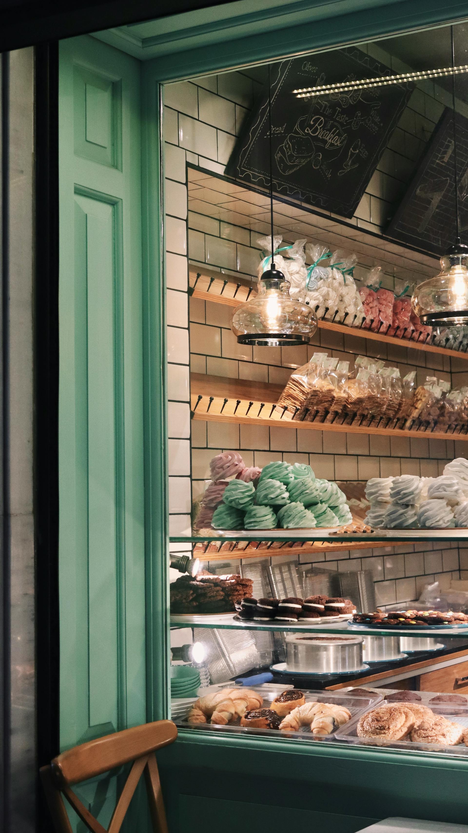 Nourriture exposée derrière la vitrine d'une boulangerie | Source : Pexels