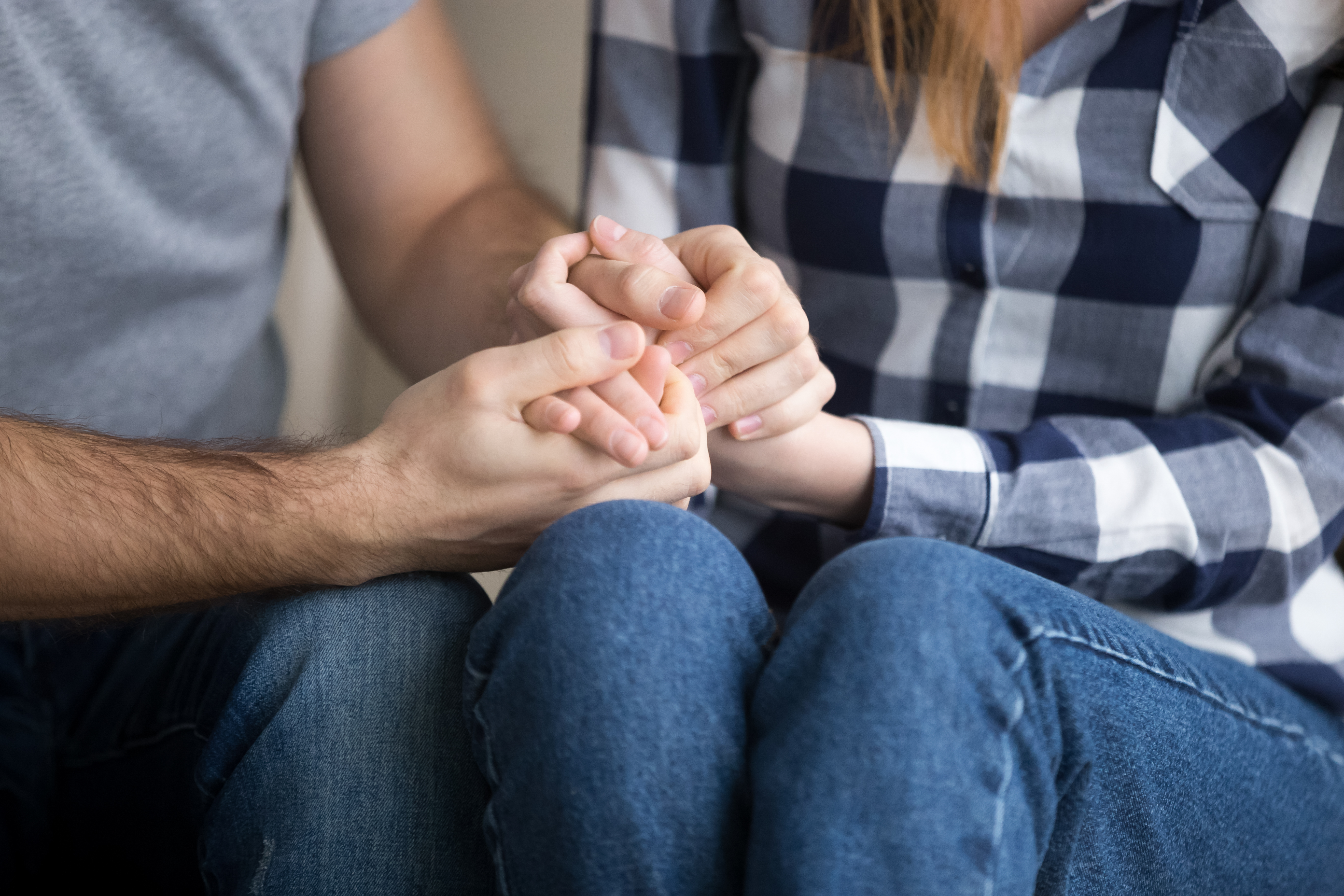 Un couple se tient par la main en signe de soutien | Source : Getty Images