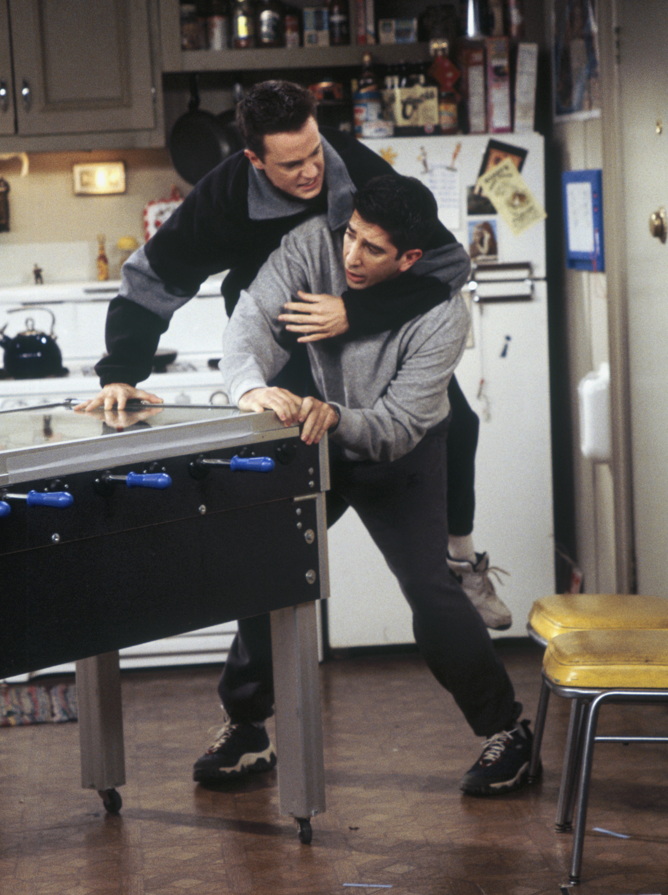 Matthew Perry et David Schwimmer dans leurs rôles respectifs dans un épisode de "Friends" en 1997 | Source : Getty Images