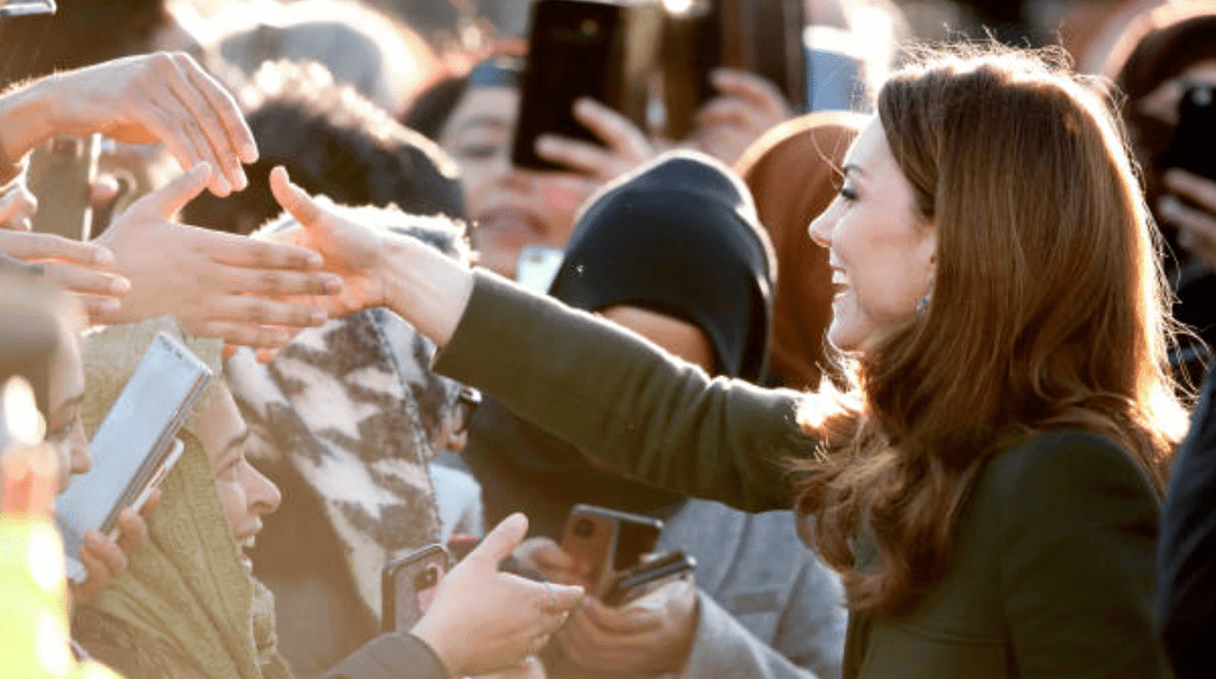 Lors de son premier engagement de l'année, Kate Middleton serre la main de la foule lors d'une visite au Khidmat Centre, le 15 janvier 2020, à Bradford, Angleterre. |  Photo : Getty Images