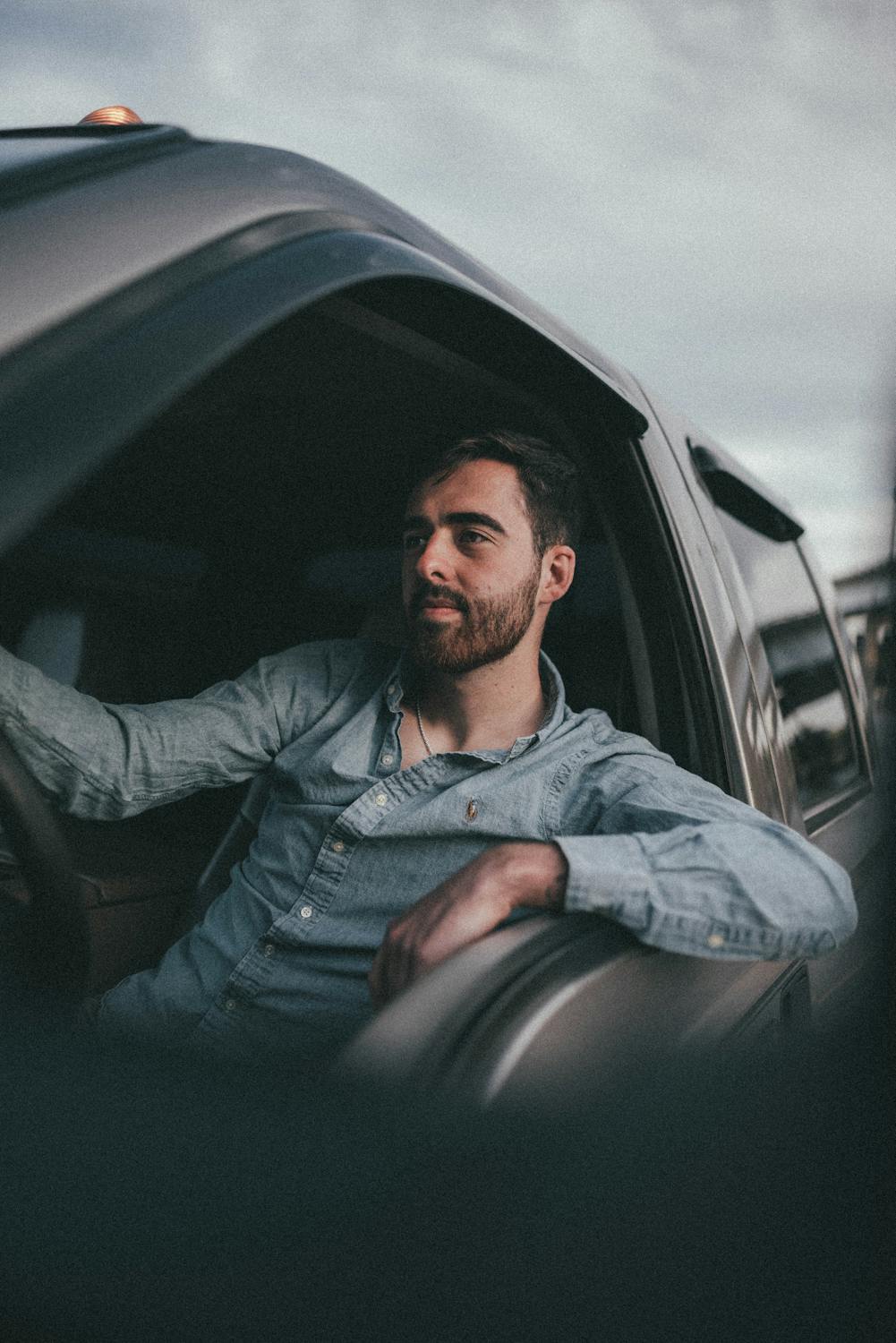 Un homme au volant | Source : Pexels