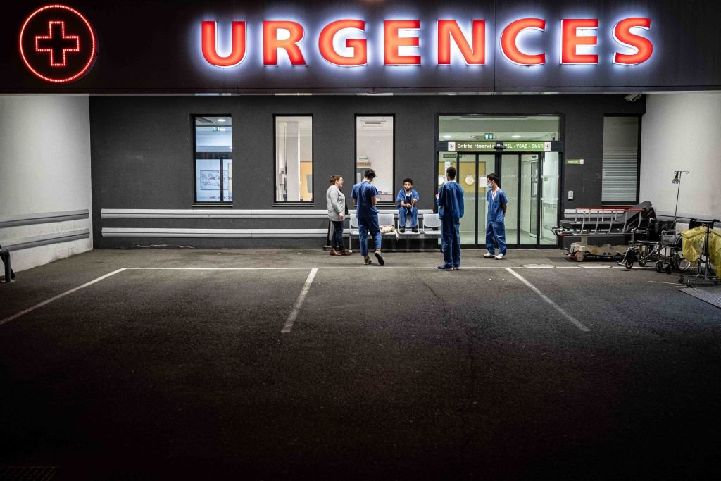 Un groupe de docteurs et d'infirmiers devant les Urgences de Bordeaux le 7 avril 2020. l Source : Getty Images