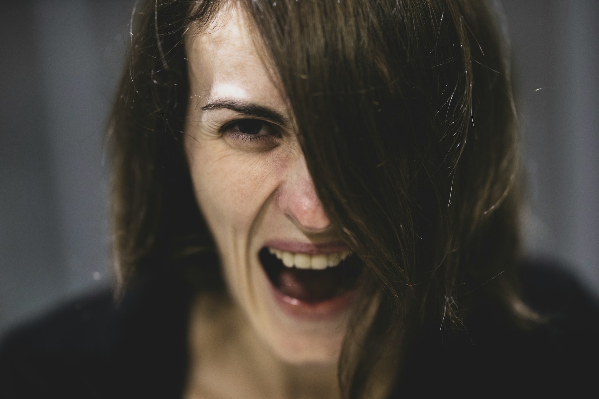 Une femme qui parle durement | Source : Unsplash