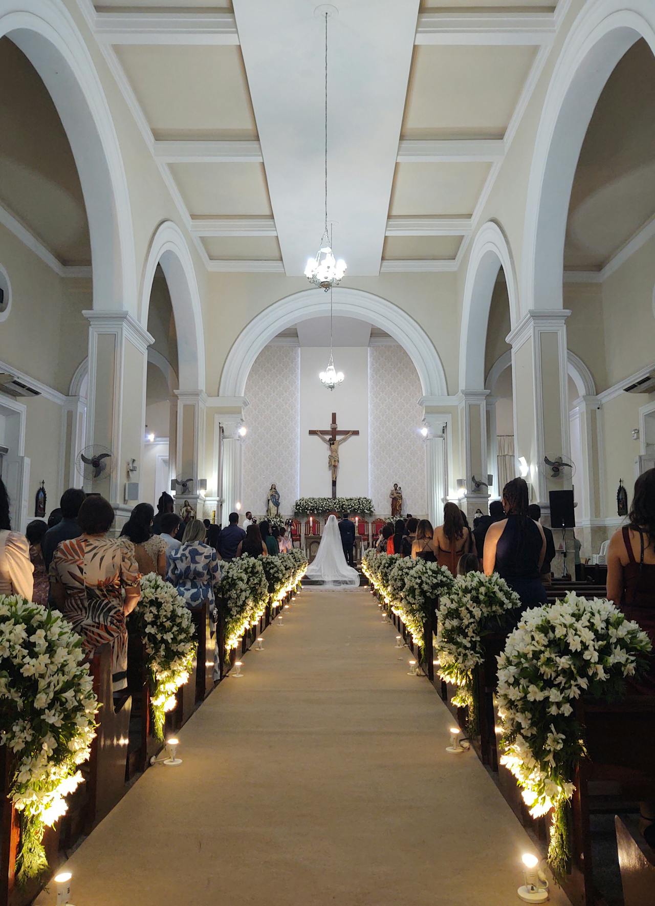 Une mariée et un marié devant l'autel | Source : Pexels