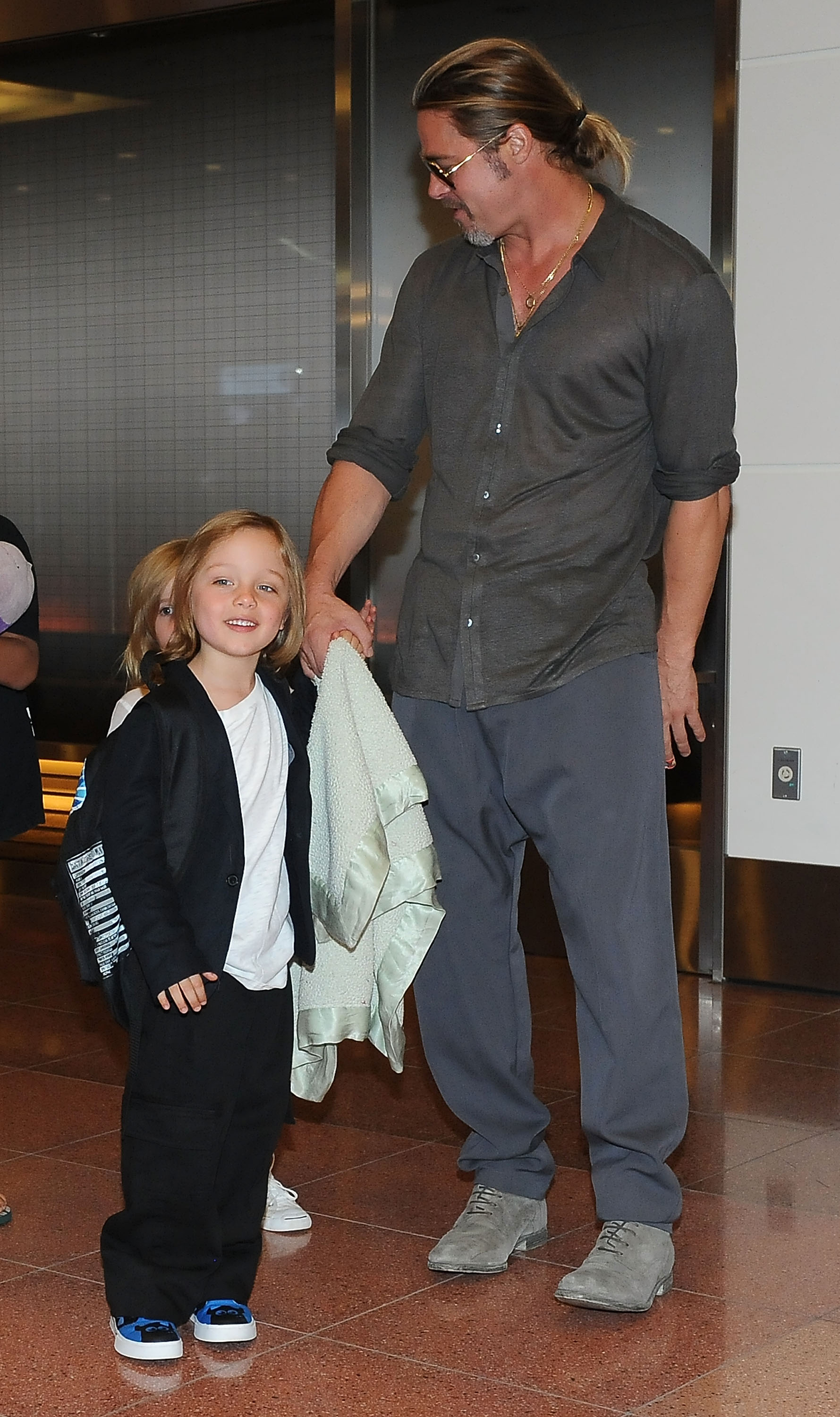 Brad Pitt et Knox Jolie-Pitt à l'aéroport international de Tokyo, le 28 juillet 2013, à Tokyo, au Japon. | Source : Getty Images