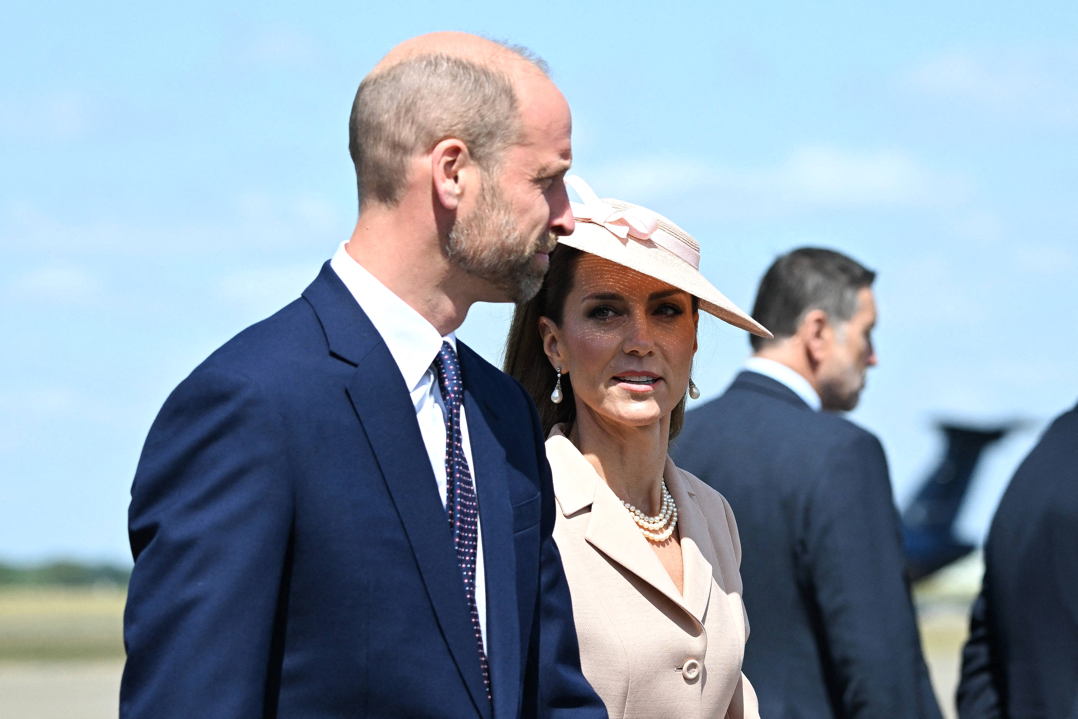 Le prince William et la princesse Catherine attendant l'arrivée du président français Emmanuel Macron et de la première dame Brigitte Macron sur le tarmac de la RAF Northolt, avant la visite d'État officielle au Royaume-Uni.