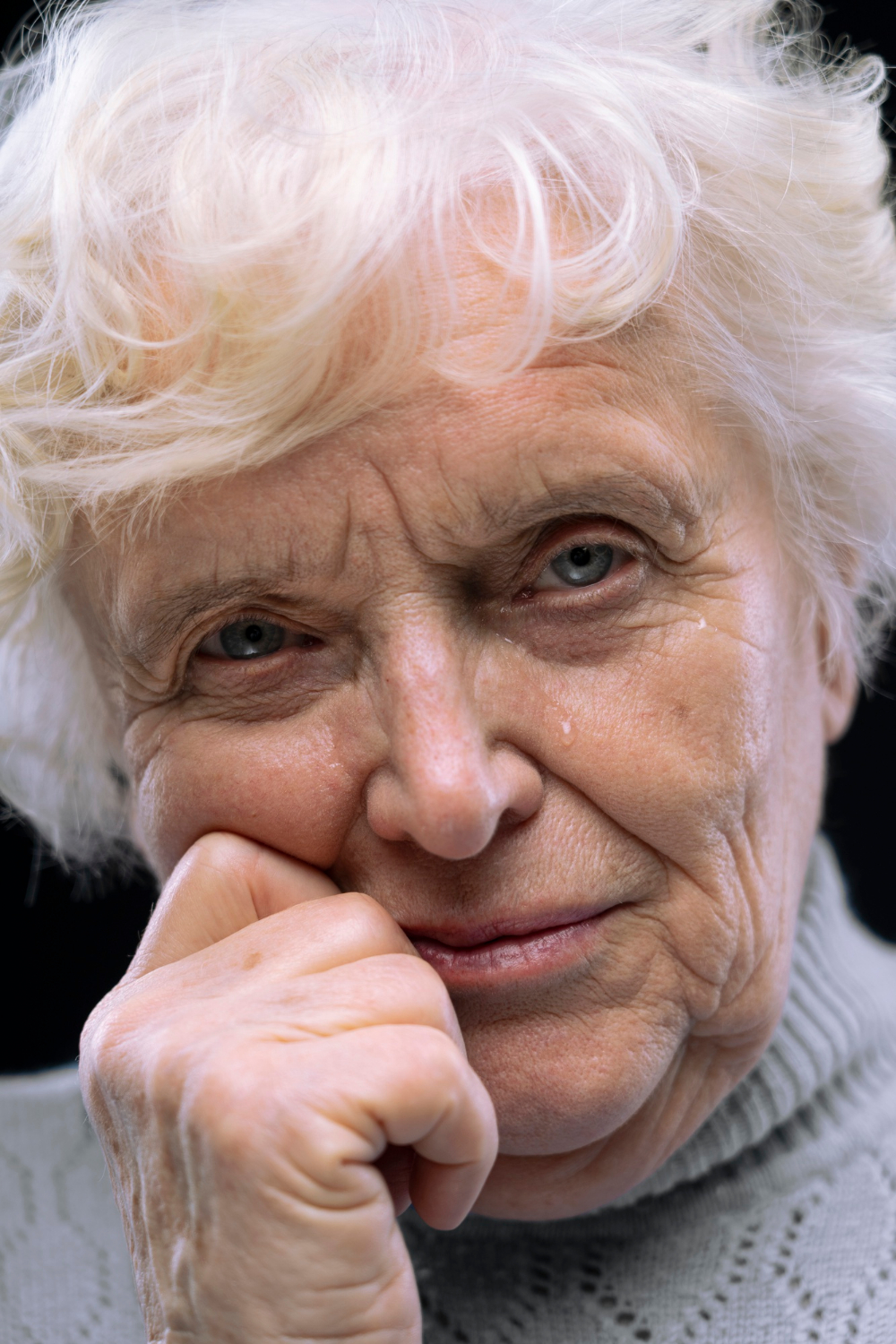 Une femme âgée aux yeux pleins de larmes | Source : Freepik