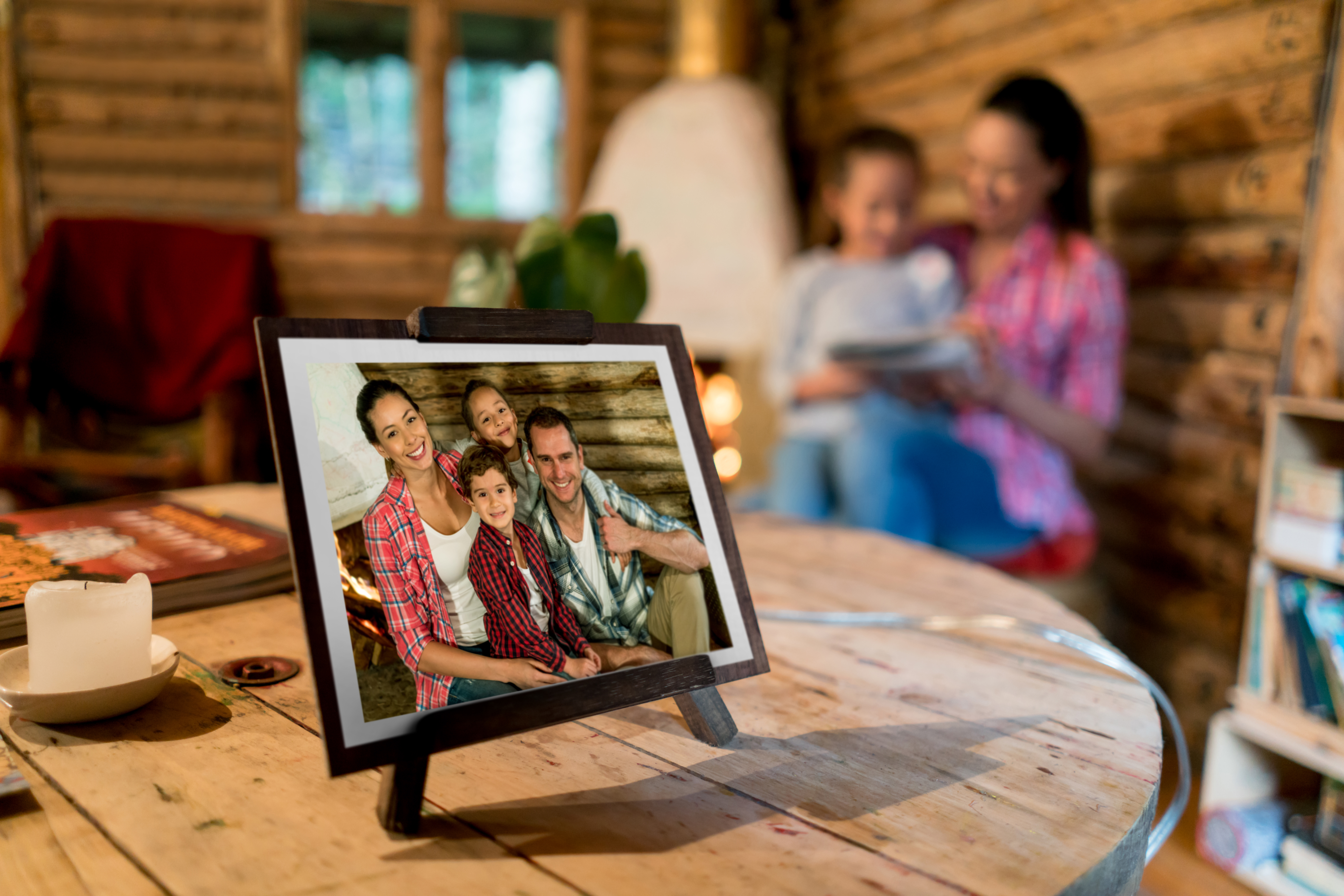 Une belle photo de famille dans un cadre posé sur une table | Source : Getty Images