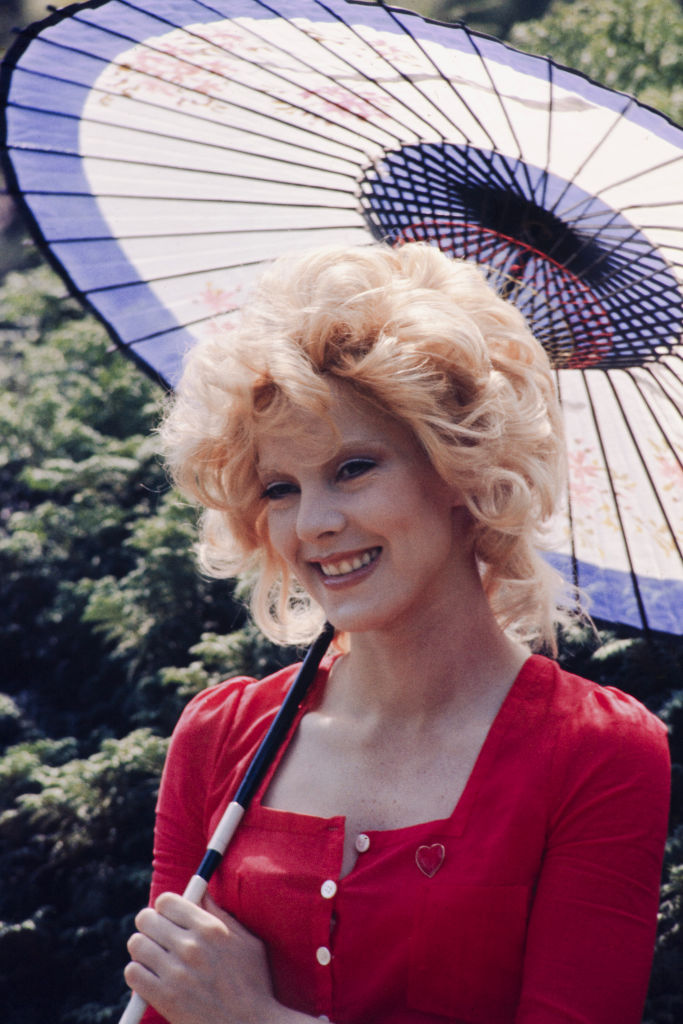 Sylvie Vartan posant dans un jardin à Tokyo, en 1971 | Source : Getty Images