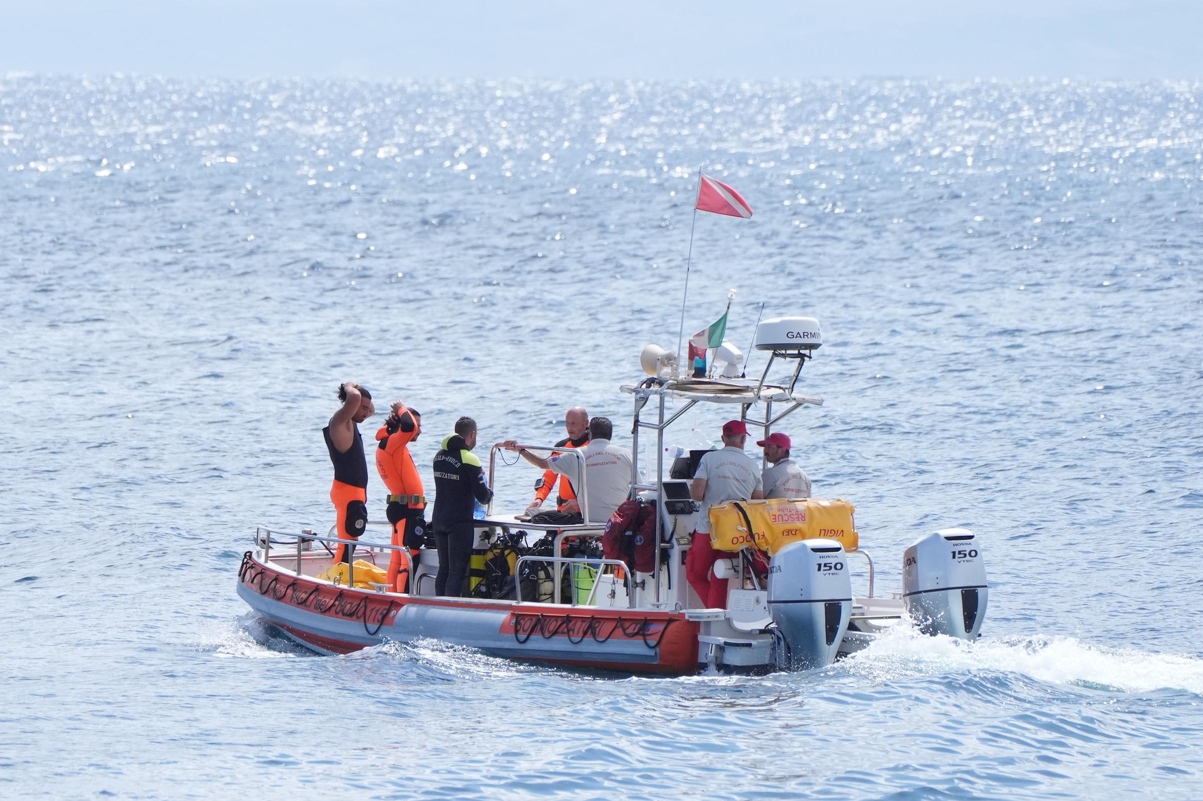 Italienische Rettungsdienste begaben sich auf See in das Gebiet vor der sizilianischen Küste, wo das Supersegler Bayesian gesunken ist, aufgenommen am 20. August 2024. | Quelle: Getty Images